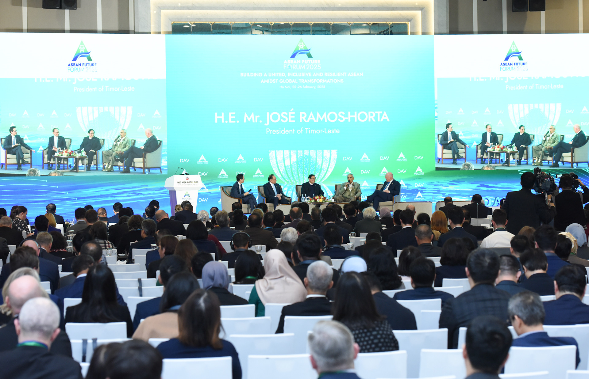 Thủ tướng Phạm Minh Chính trao đổi với các đại biểu tại diễn đàn.