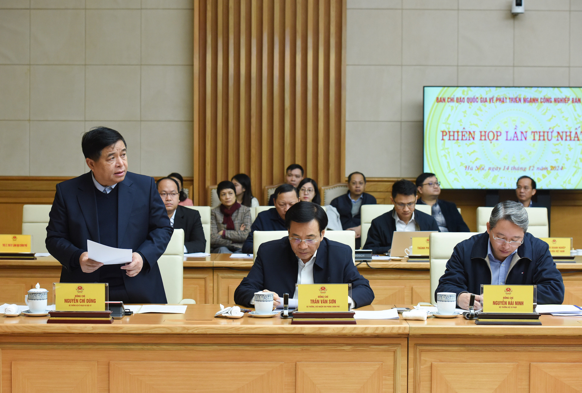 Bộ trưởng Kế hoạch và Đầu tư Nguyễn Chí Dũng, Phó Trưởng ban Thường trực Ban Chỉ đạo trình bày báo cáo tổng hợp phục vụ Phiên họp thứ nhất Ban Chỉ đạo quốc gia về phát triển ngành công nghiệp bán dẫn.