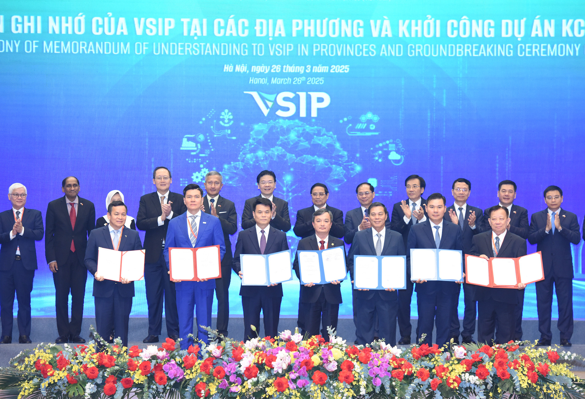 Hai Thủ tướng chứng kiến Lễ ký kết văn kiện hợp tác giữa các doanh nghiệp Việt Nam-Singapore.