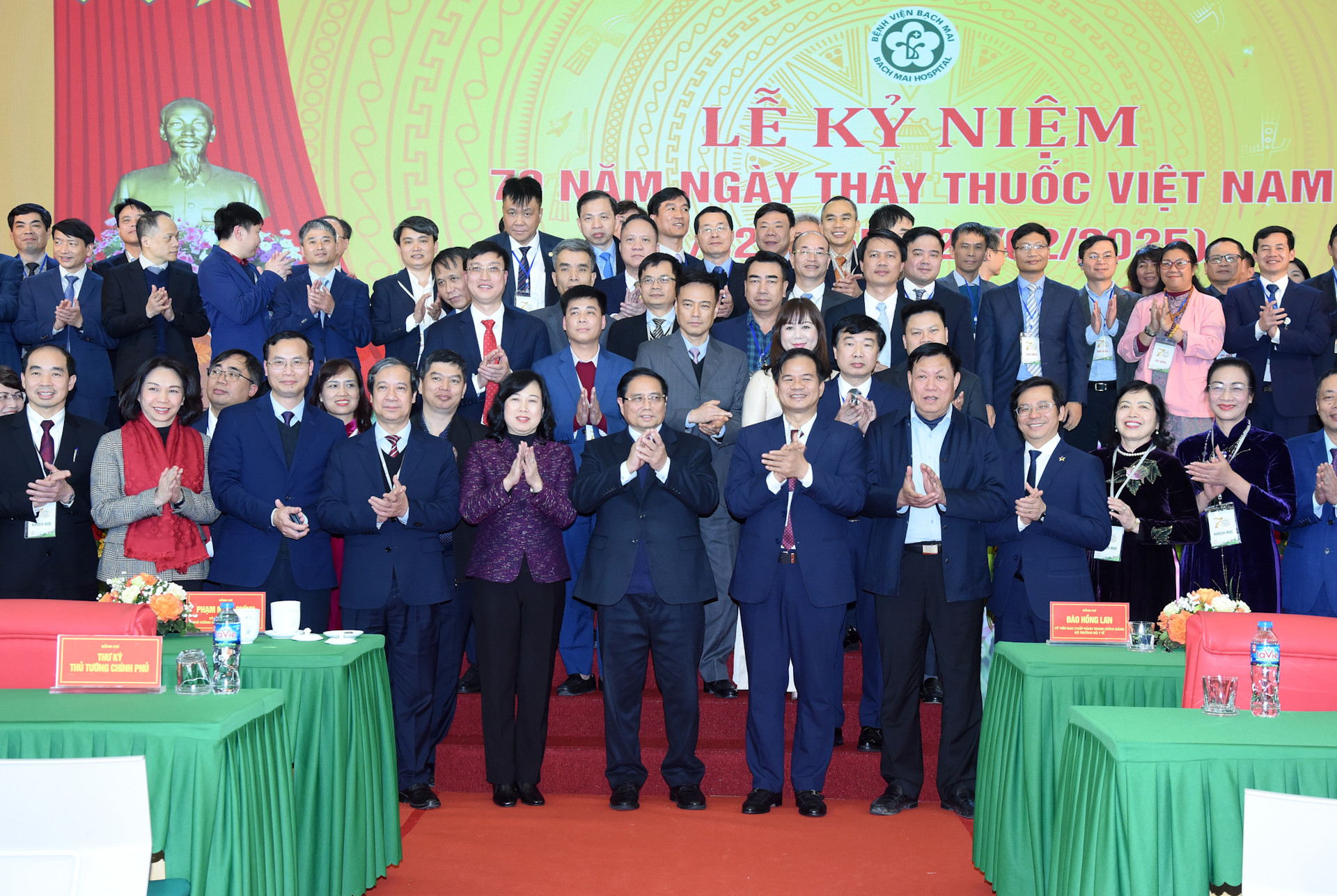 Thủ tướng Phạm Minh Chính với Y bác sĩ Bệnh viện Bạch Mai.