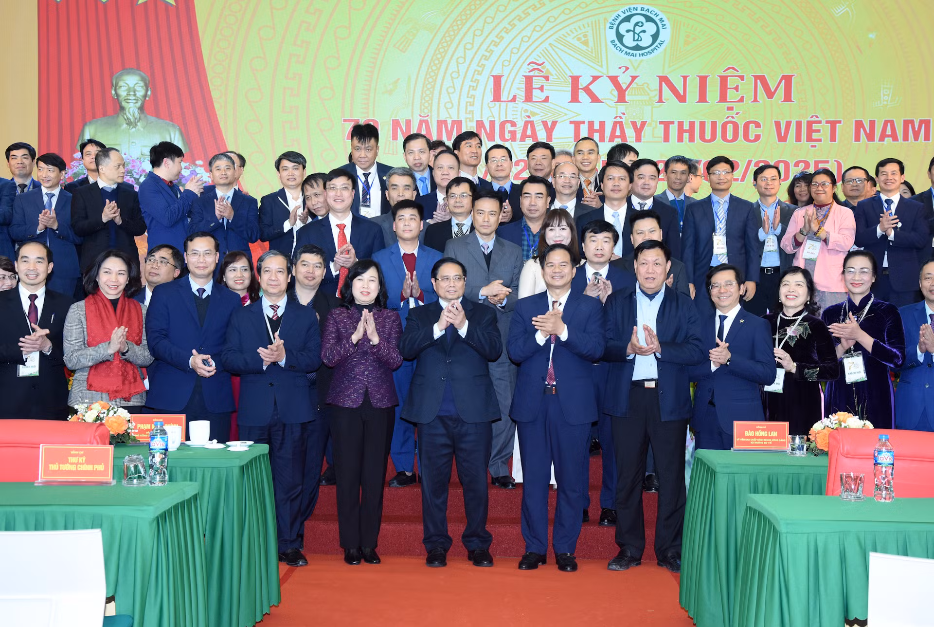 Thủ tướng Phạm Minh Chính với Y bác sĩ Bệnh viện Bạch Mai.