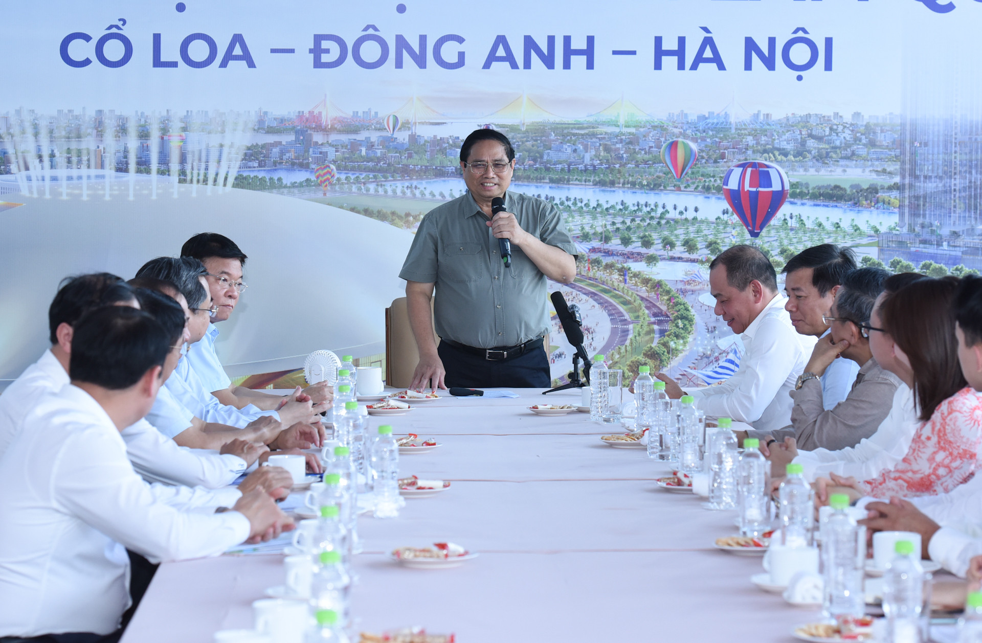 Thủ tướng Phạm Minh Chính làm việc với chủ đầu tư và các đơn vị thi công dự án Trung tâm Hội chợ Triển lãm quốc gia tại huyện Đông Anh, Hà Nội.