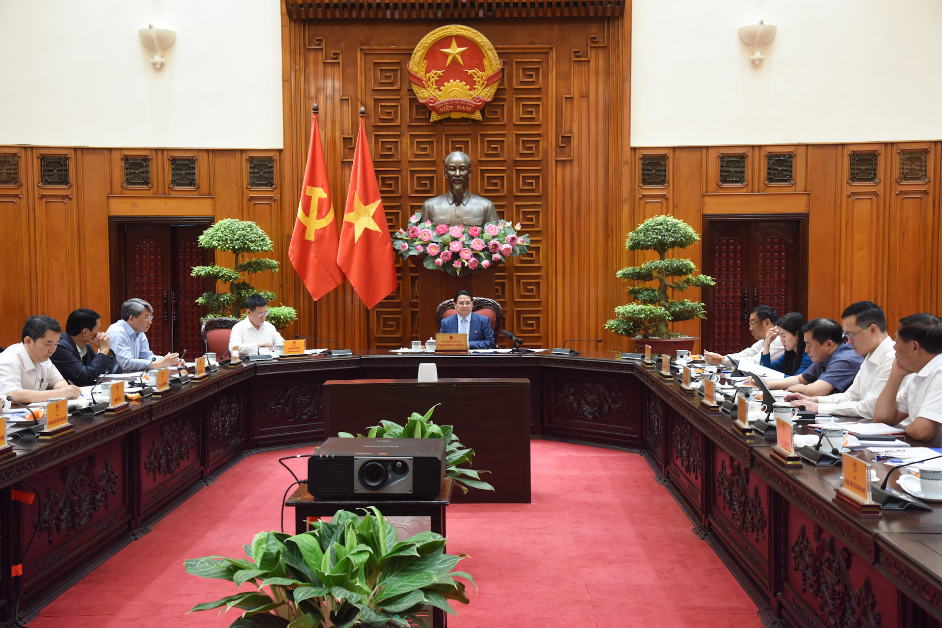 Thủ tướng yêu cầu từng bộ, ngành liên quan xây dựng phương án cụ thể, Bộ Công thương tập hợp, hoàn thành các phương án đàm phán trong ngày mai (30/4).