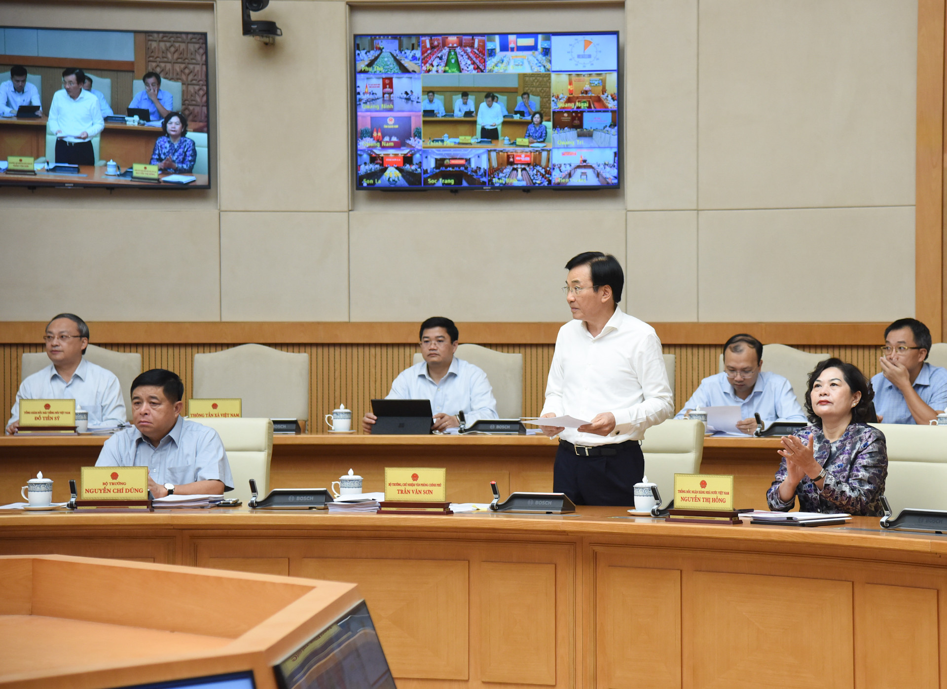 Bộ trưởng Chủ nhiệm Văn phòng Chính phủ Trần Văn Sơn phát biểu tại phiên họp.