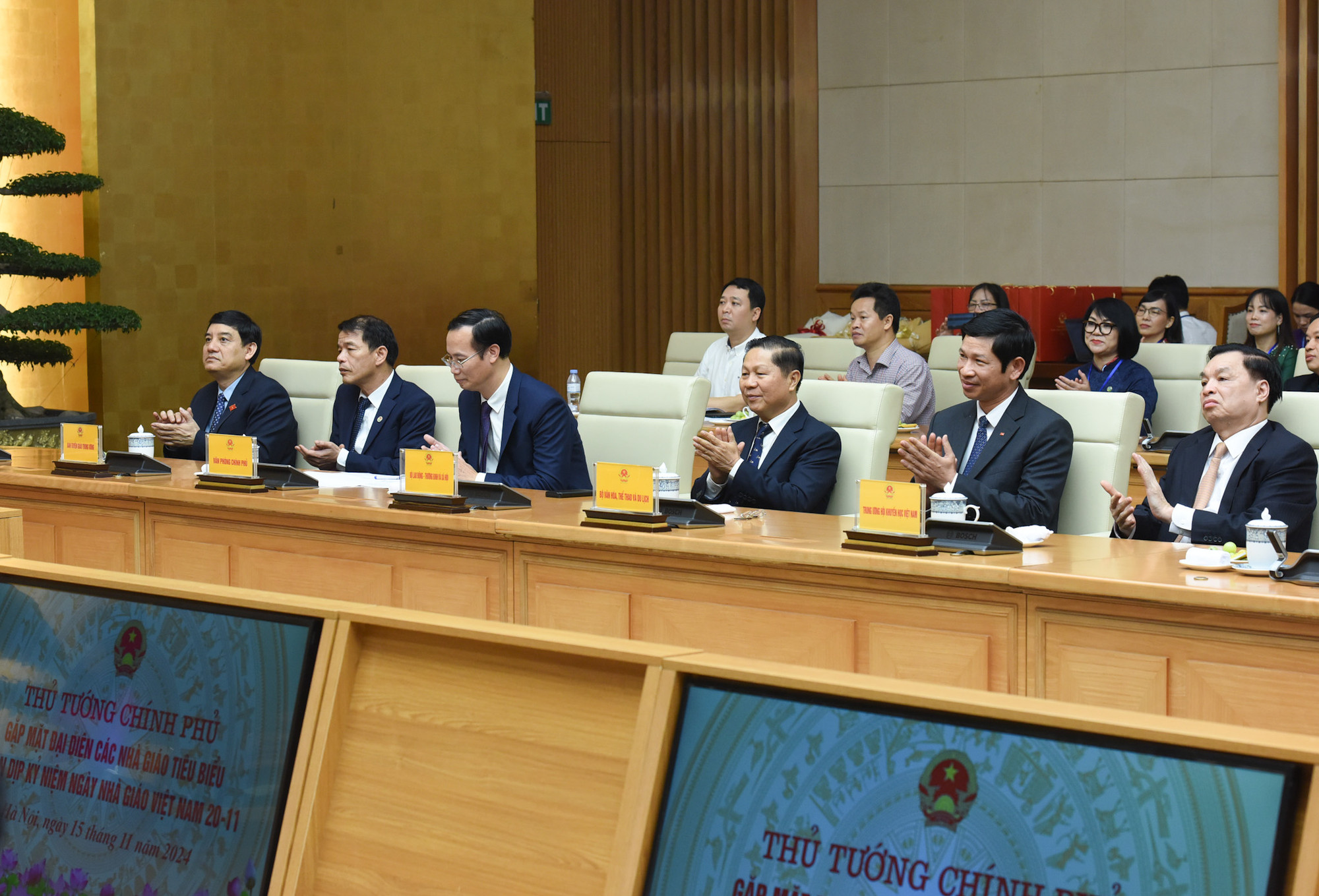 Đại diện lãnh đạo các bộ, ban, ngành tham dự cuộc gặp mặt.