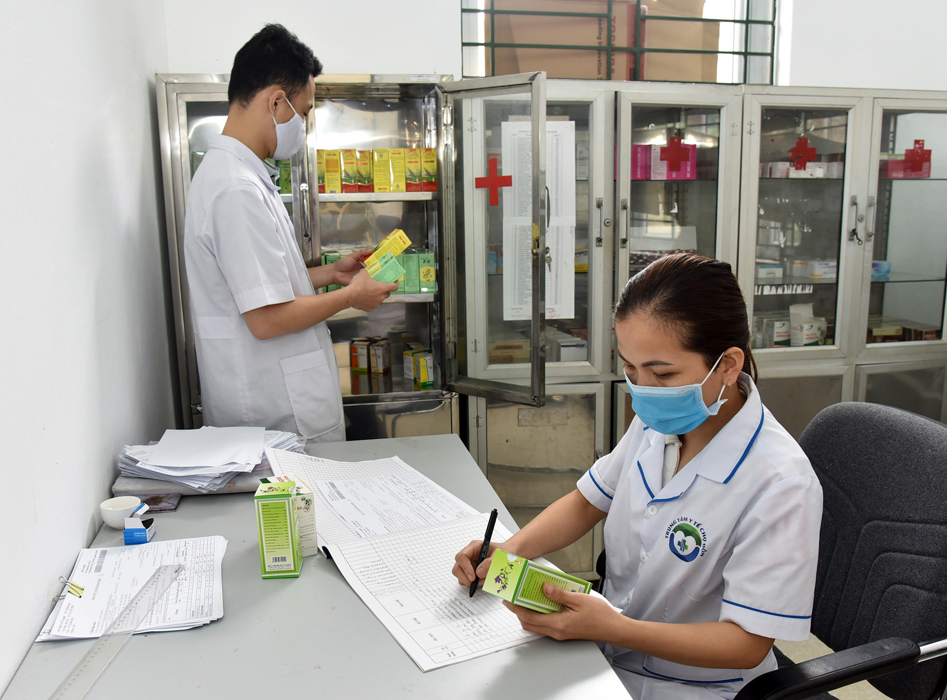 Cán bộ Trạm y tế xã bằng Phúc Huyện Chợ Đồn, Bắc Kạn kiểm tra vật dụng y tế, đáp ứng việc khám chữa bệnh cho người dân.