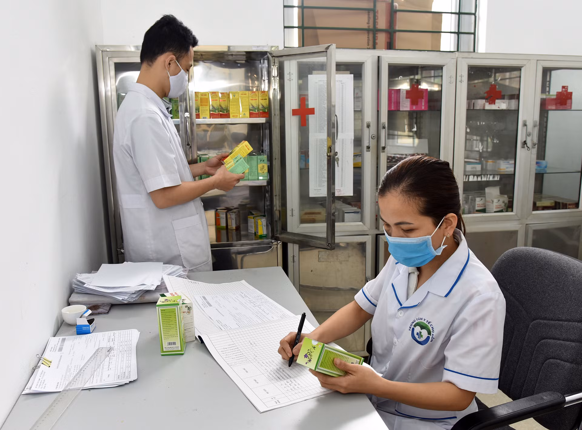 Cán bộ Trạm y tế xã bằng Phúc Huyện Chợ Đồn, Bắc Kạn kiểm tra vật dụng y tế, đáp ứng việc khám chữa bệnh cho người dân.