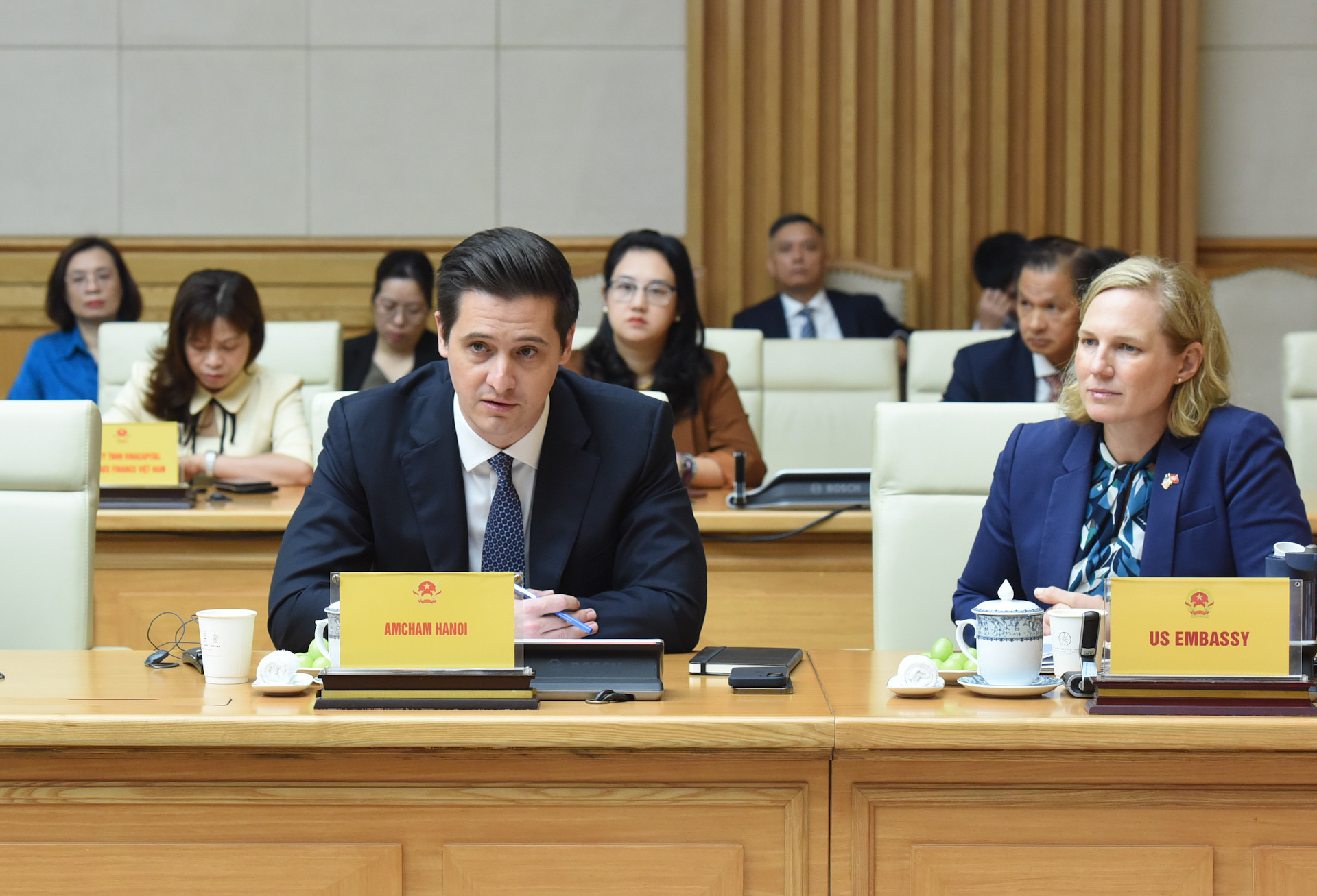 Chủ tịch Phòng Thương mại Hoa Kỳ tại Hà Nội (AmCham) Eric Johnson phát biểu. Chủ tịch Phòng Thương mại Hoa Kỳ tại Hà Nội (AmCham) Eric Johnson phát biểu.