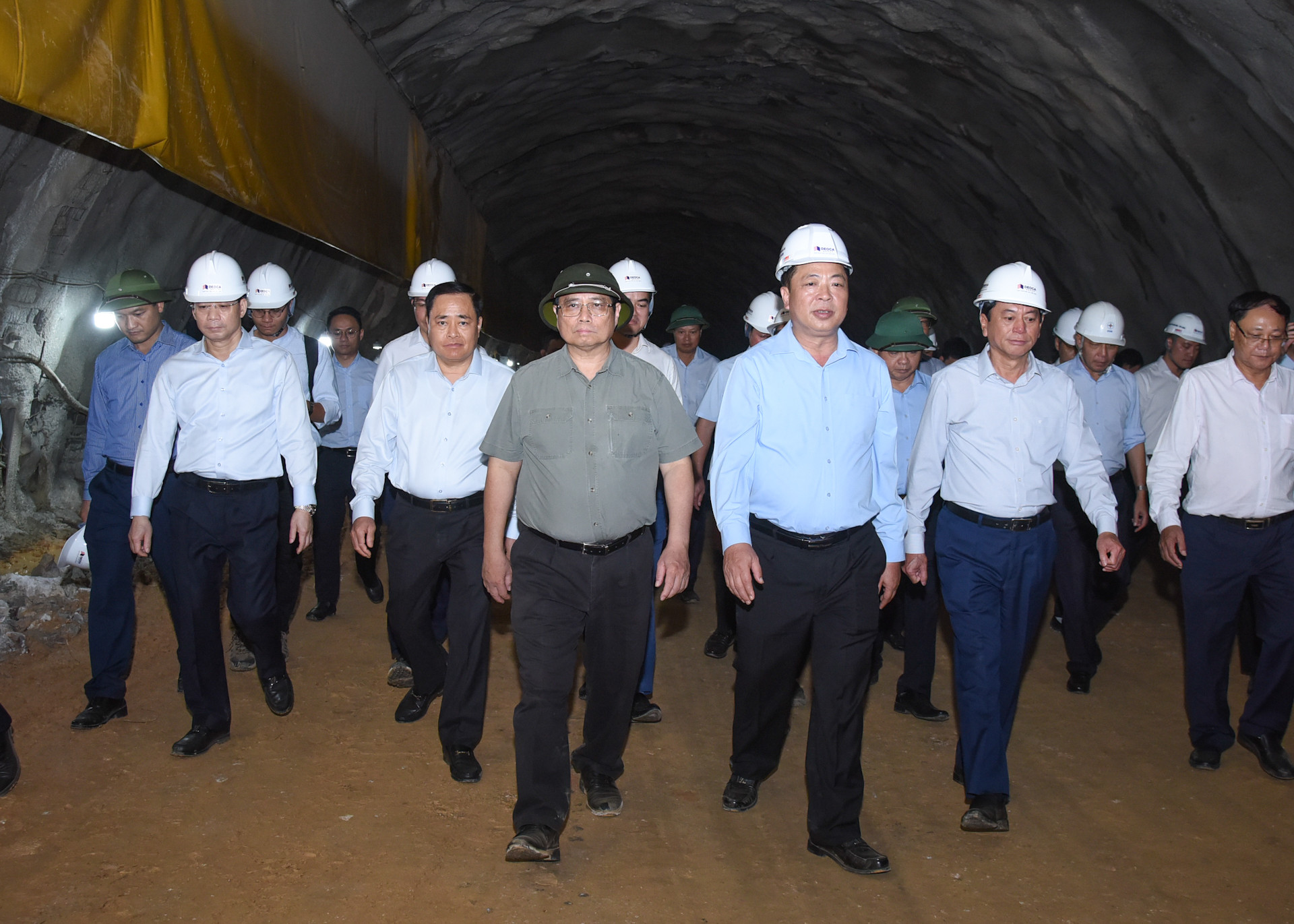 Thủ tướng Phạm Minh Chính kiểm tra thi công vị trí hầm đường bộ Đồng Khê thuộc dự án cao tốc Đồng Đăng-Trà Lĩnh. Thủ tướng Phạm Minh Chính kiểm tra thi công vị trí hầm đường bộ Đồng Khê thuộc dự án cao tốc Đồng Đăng-Trà Lĩnh.