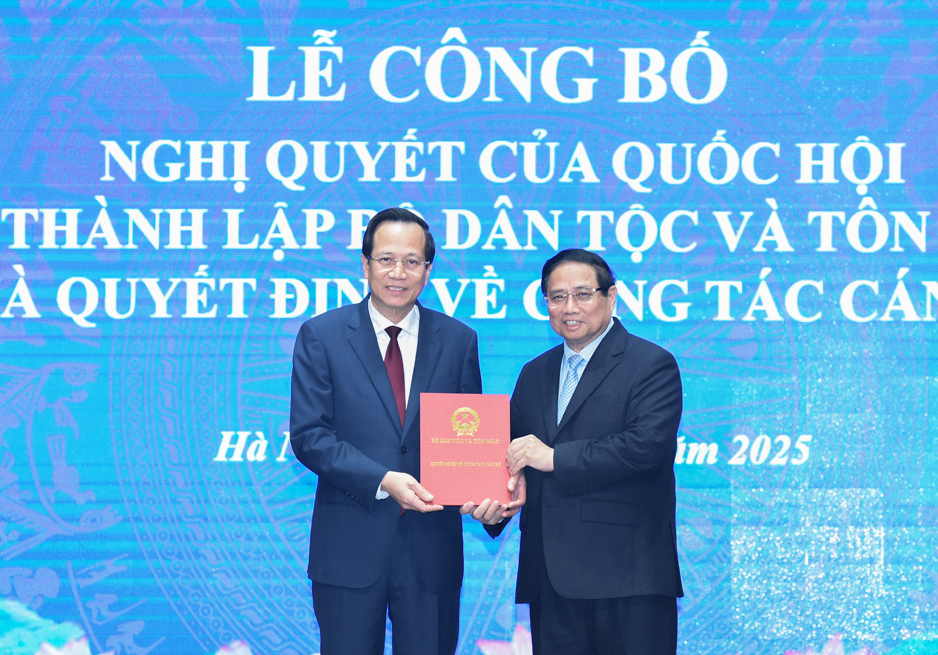 Thủ tướng Phạm Minh Chính trao quyết định bổ nhiệm Bộ trưởng Bộ Dân tộc và Tôn giáo đối với đồng chí Đào Ngọc Dung. Thủ tướng Phạm Minh Chính trao quyết định bổ nhiệm Bộ trưởng Bộ Dân tộc và Tôn giáo đối với đồng chí Đào Ngọc Dung.