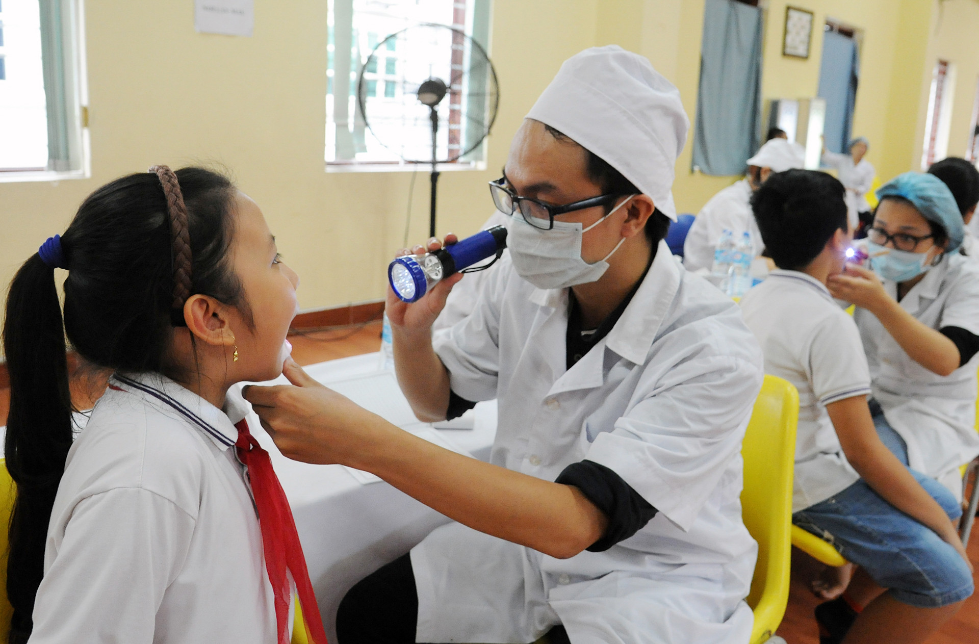 Khám bệnh định kỳ cho học sinh tại trường Tiểu học Lê Quý Đôn ( Hà Nội).