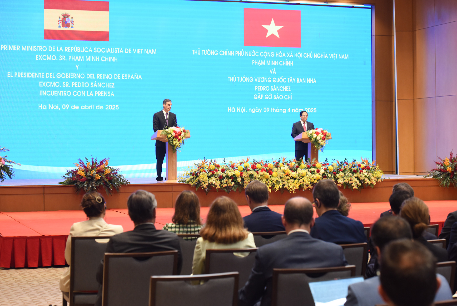 Quang cảnh Lễ ký kết văn kiện hợp tác giữa hai nước và họp báo.