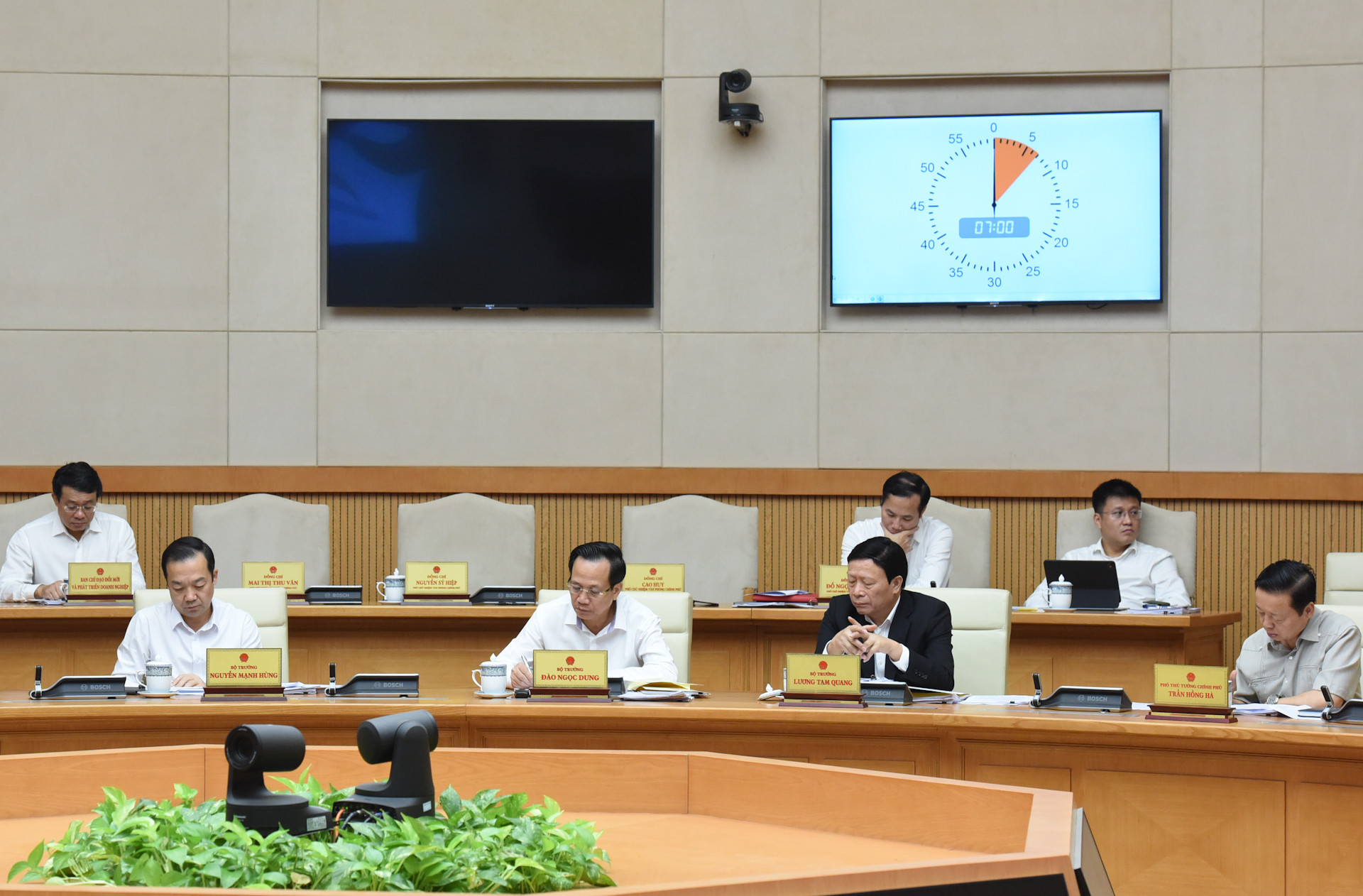 Đại diện lãnh đạo các bộ, ngành tham dự phiên họp.