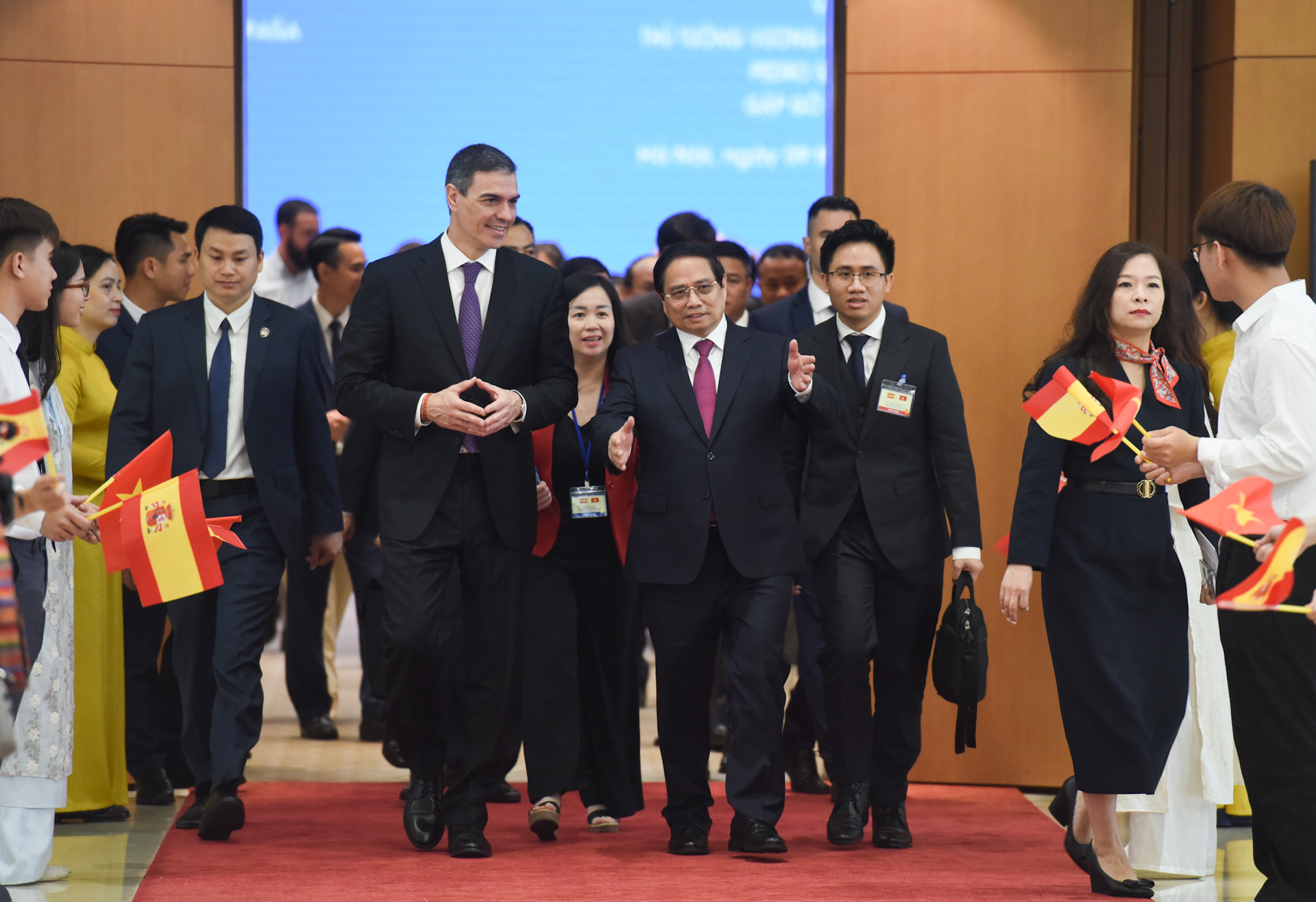 Thủ tướng Phạm Minh Chính tiễn Thủ tướng Tây Ban Nha Pedro Sanchez.