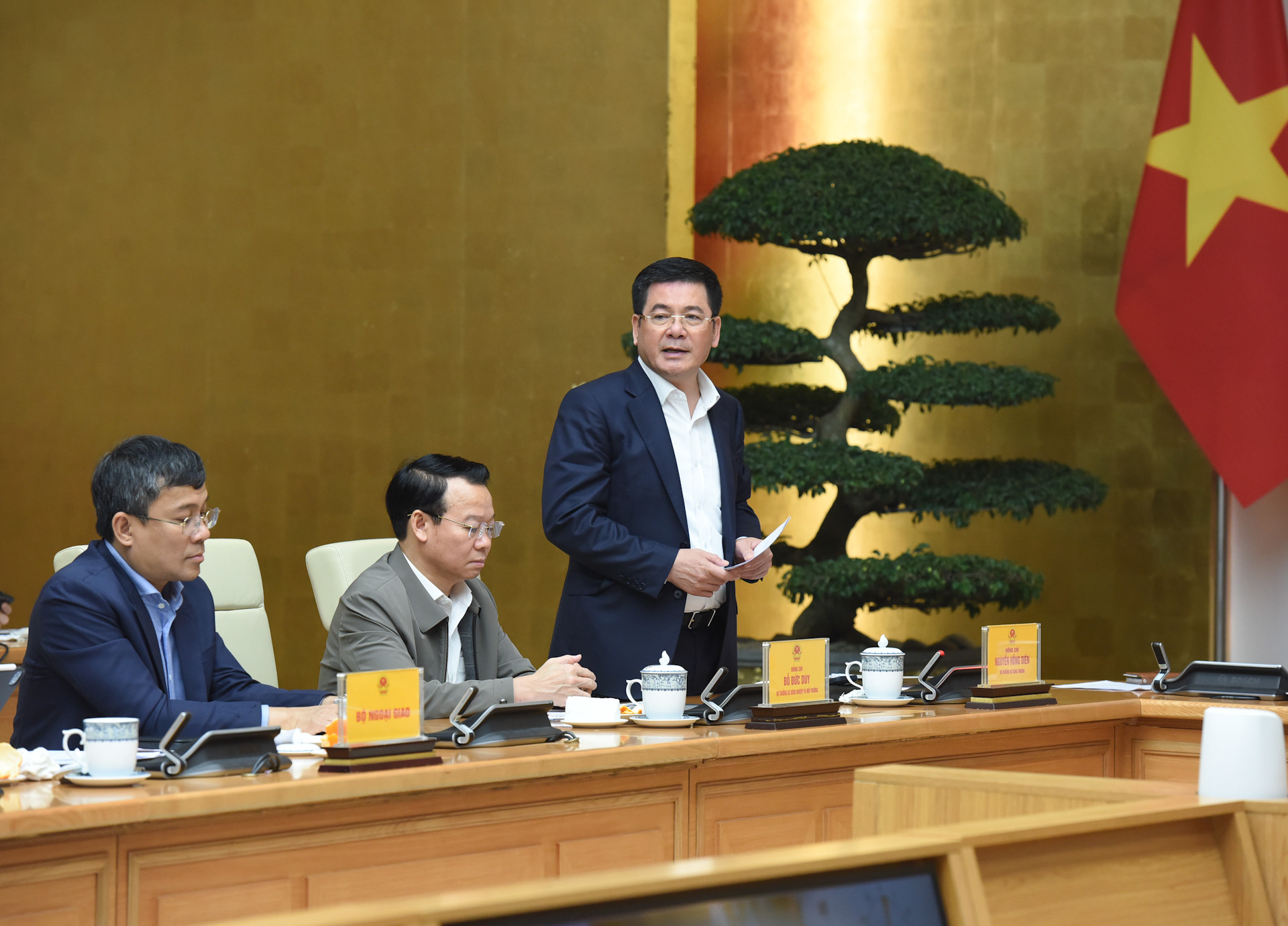 Bộ trưởng Công thương Nguyễn Hồng Diên phát biểu.