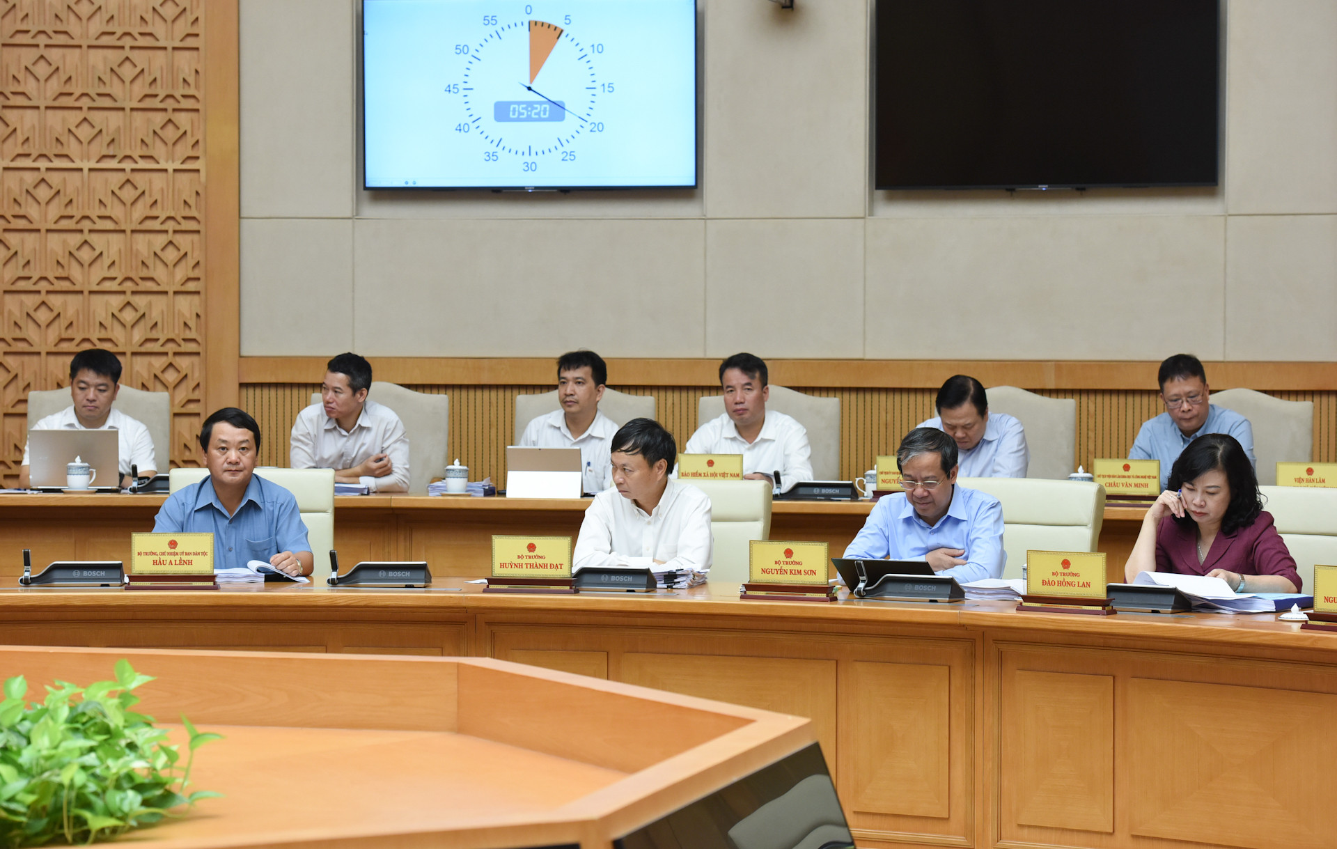 Đại diện lãnh đạo các bộ, ban, ngành tham dự phiên họp.