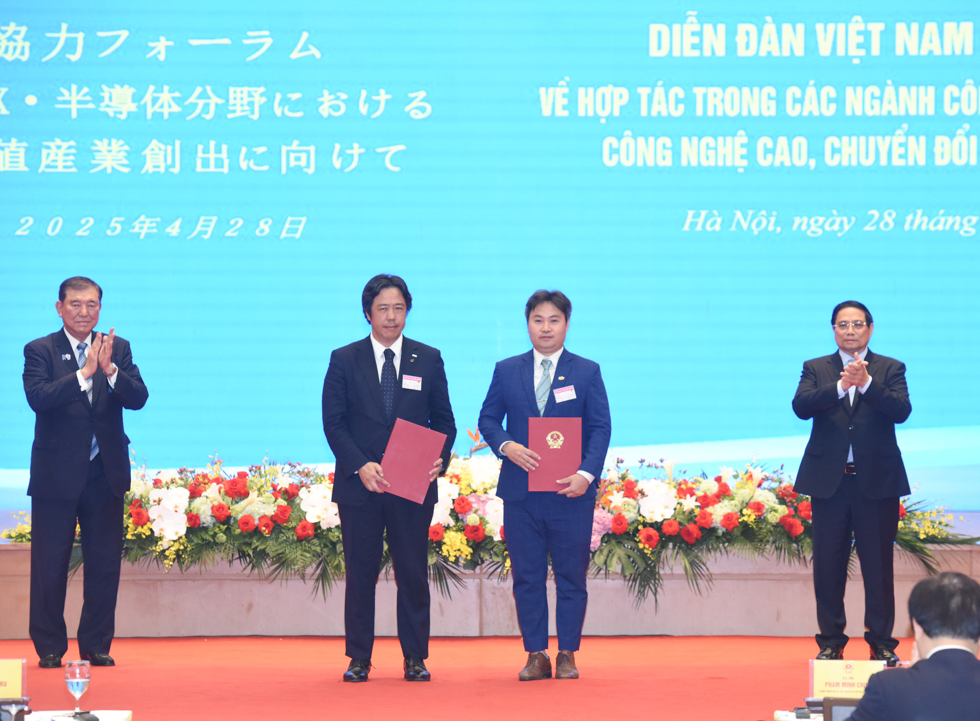 Hai Thủ tướng chứng kiến trao biên bản ghi nhớ hợp tác giữa Tập đoàn FPT và Tập đoàn Restar. Hai Thủ tướng chứng kiến trao biên bản ghi nhớ hợp tác giữa Tập đoàn FPT và Tập đoàn Restar.