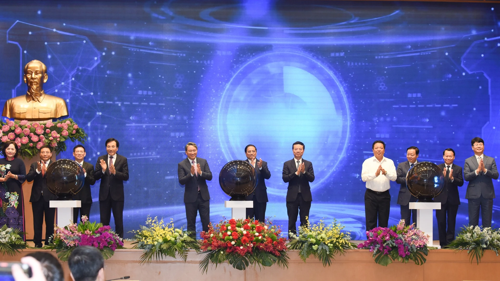Thủ tướng Phạm Minh Chính và các đại biểu thực hiện nghi thức khai trương Cổng Pháp luật quốc gia.