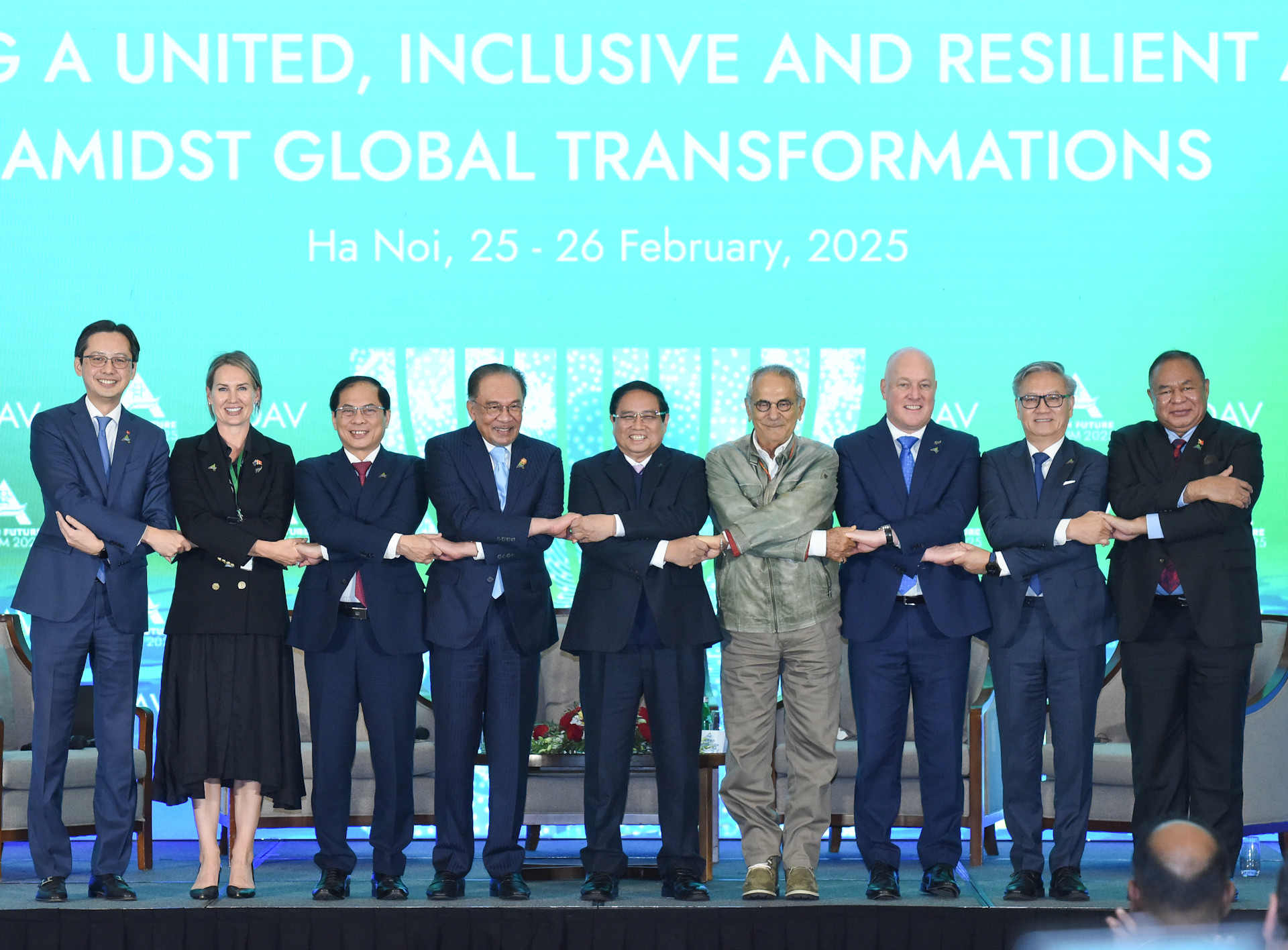 Thủ tướng Phạm Minh Chính và Thủ tướng Malaysia Anwar bin Ibrahim, Thủ tướng New Zealand Christopher Luxon, Tổng thống Timor-Leste Jose Ramos-Horta và các trưởng đoàn tham dự phiên toàn thể.