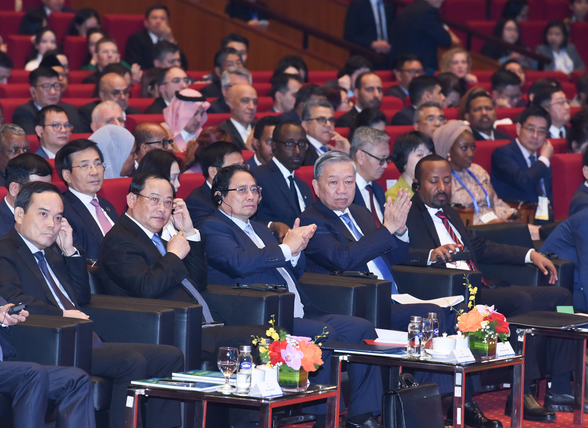 Tổng Bí thư Tô Lâm và Thủ tướng Phạm Minh Chính cùng các đại biểu quốc tế tham dự phiên khai mạc Hội nghị. Tổng Bí thư Tô Lâm và Thủ tướng Phạm Minh Chính cùng các đại biểu quốc tế tham dự phiên khai mạc Hội nghị.