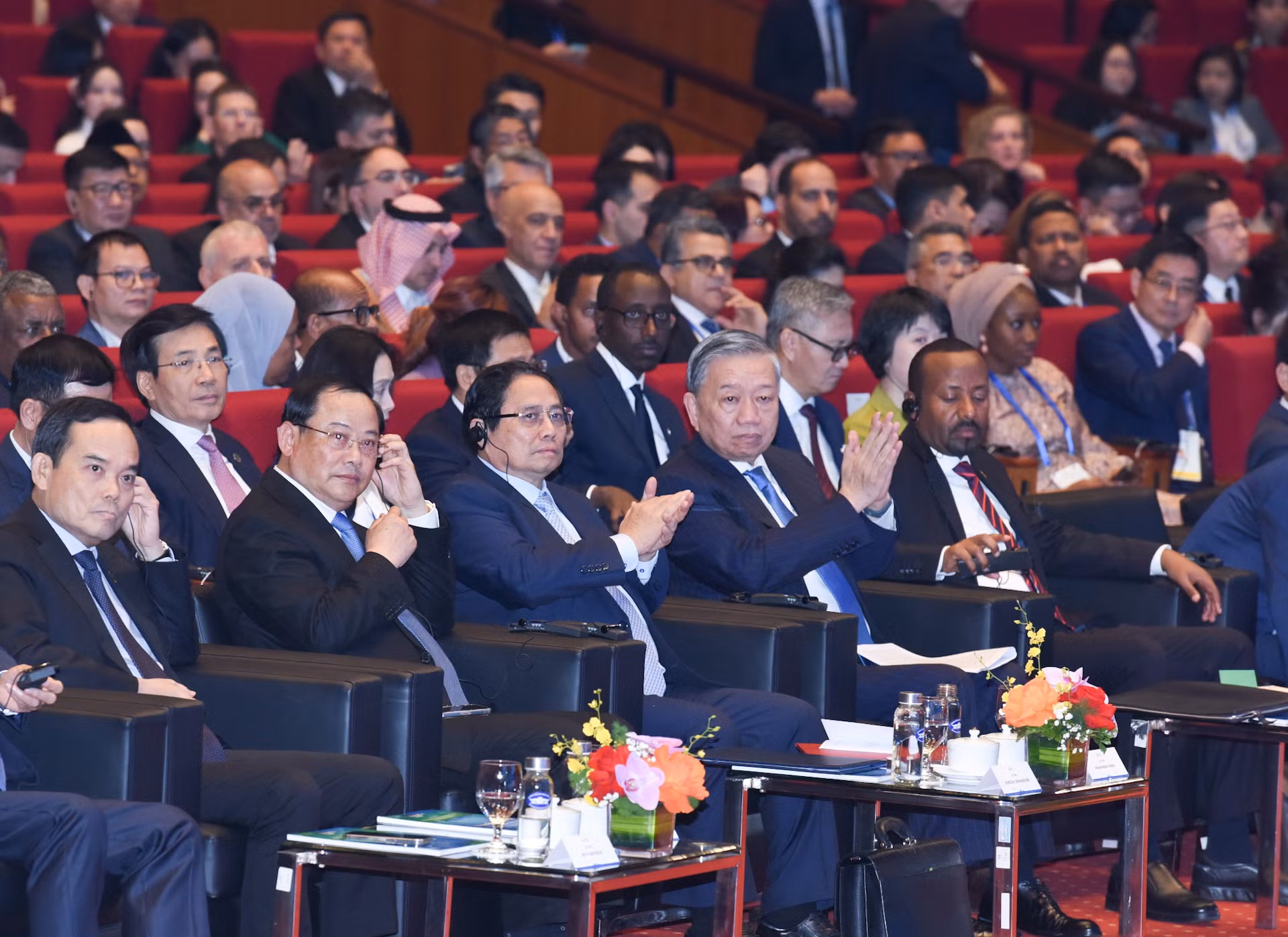 Tổng Bí thư Tô Lâm và Thủ tướng Phạm Minh Chính cùng các đại biểu quốc tế tham dự phiên khai mạc Hội nghị.