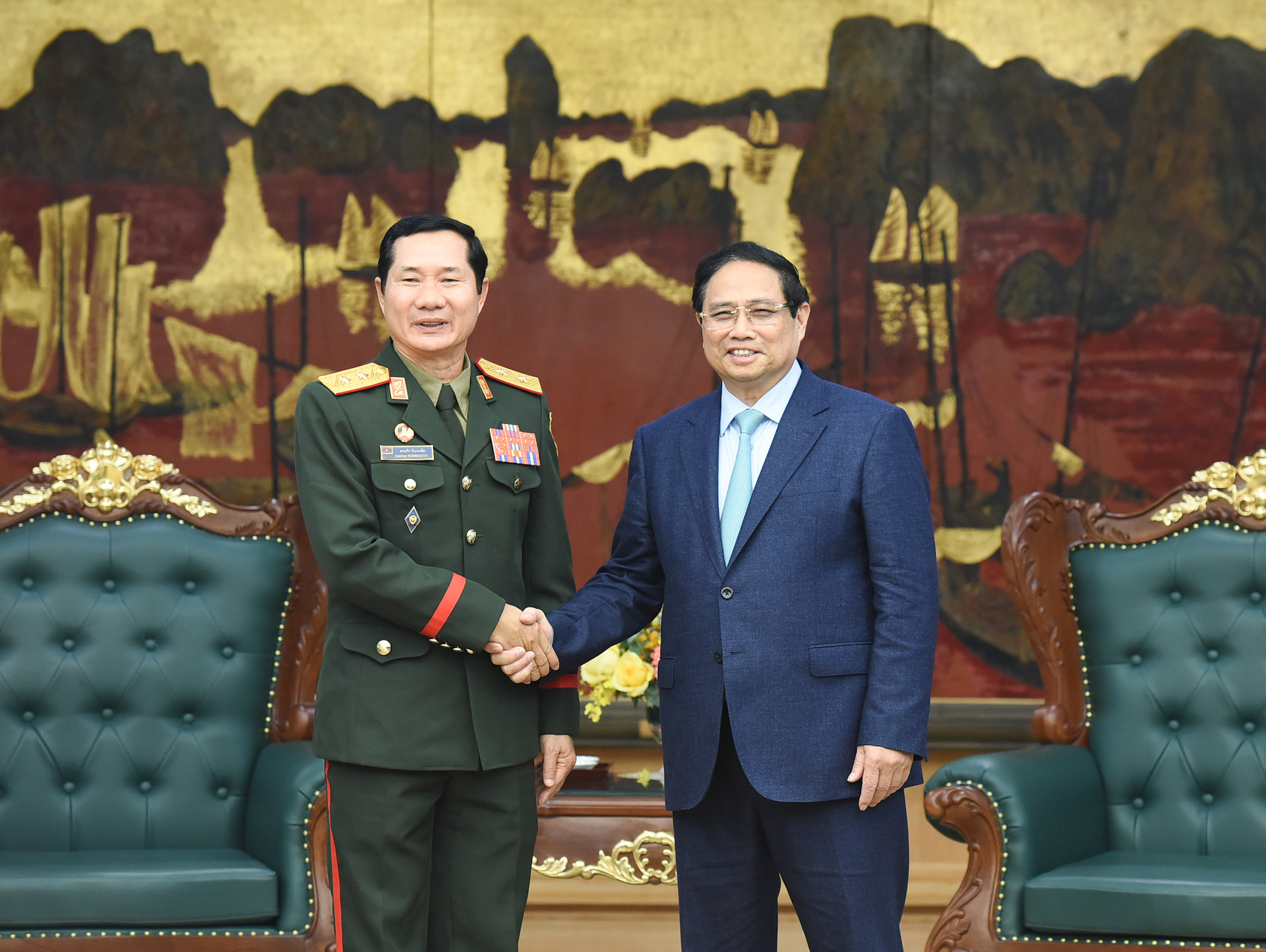 Thủ tướng Phạm Minh Chính đón Trung tướng Saichay Kommasith, Thứ trưởng Quốc phòng, Tổng Tham mưu trưởng Quân đội nhân dân Lào.
