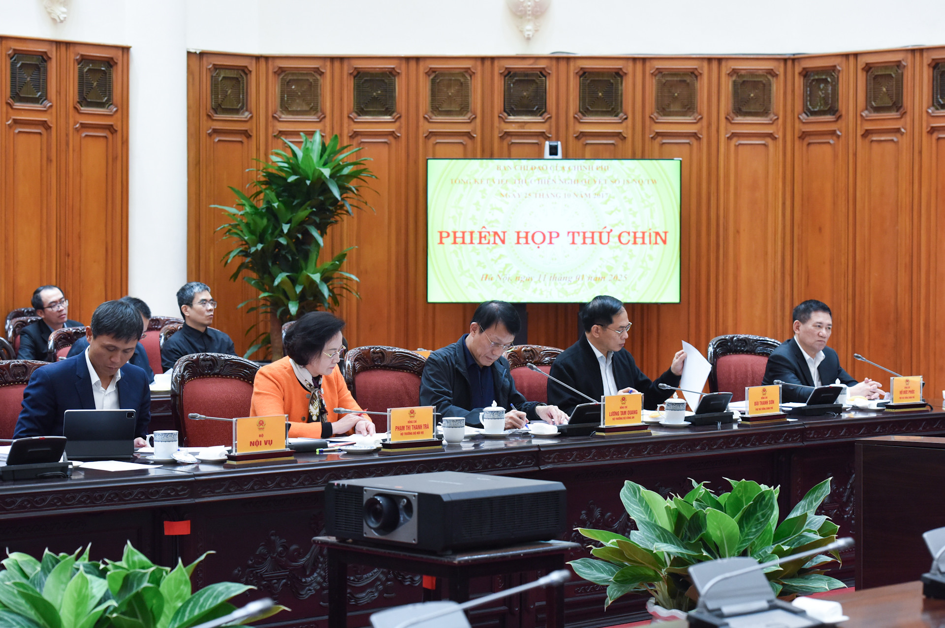 Các đồng chí Phó Thủ tướng Chính phủ, lãnh đạo các bộ, ngành, cơ quan thuộc Chính phủ, thành viên Ban Chỉ đạo tham dự phiên họp.