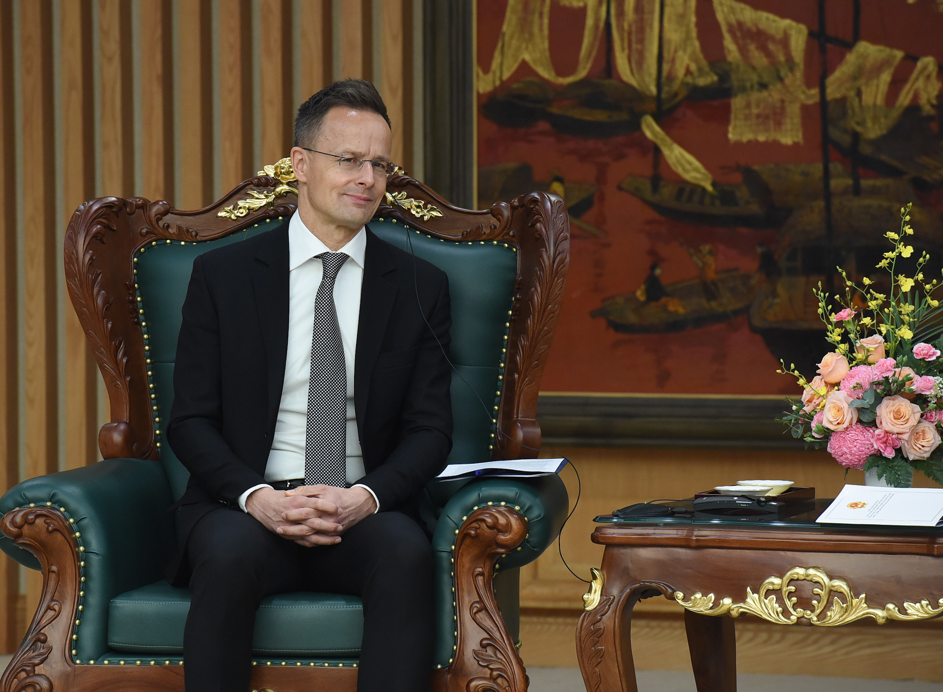 Bộ trưởng Ngoại giao và Kinh tế đối ngoại Hungary Szijjarto Peter phát biểu tại buổi tiếp.