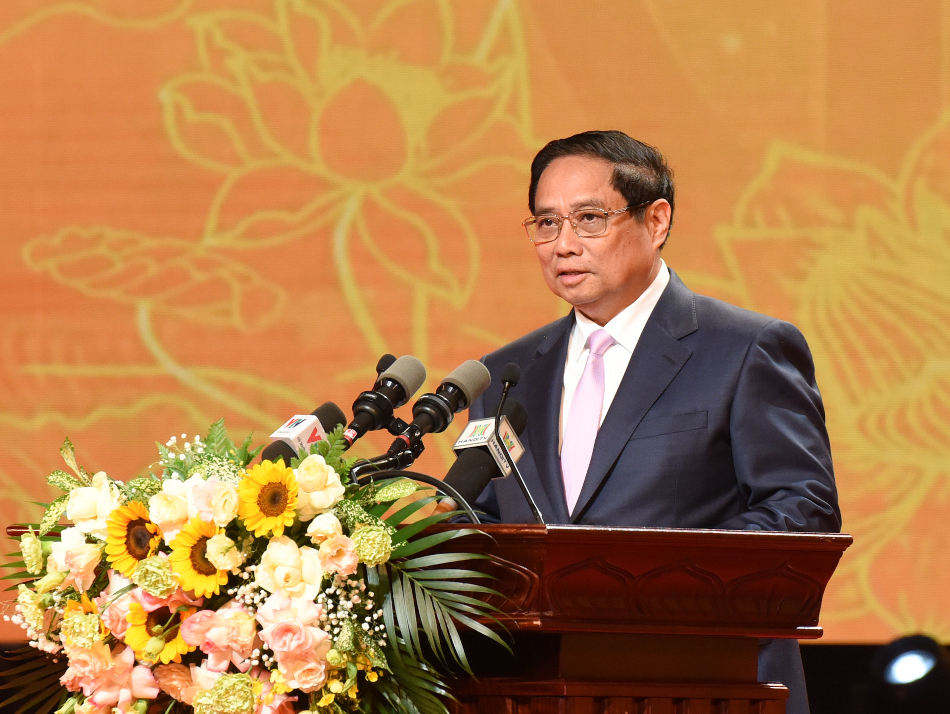 Theo Thủ tướng, Hà Nội là nơi hội tụ hồn thiêng sông núi, nơi lắng đọng tinh hoa nghìn năm văn hiến, địa linh nhân kiệt, có truyền thống đấu tranh cách mạng kiên cường, nơi gửi gắm niềm tin và hy vọng của đồng bào, chiến sĩ cả nước.