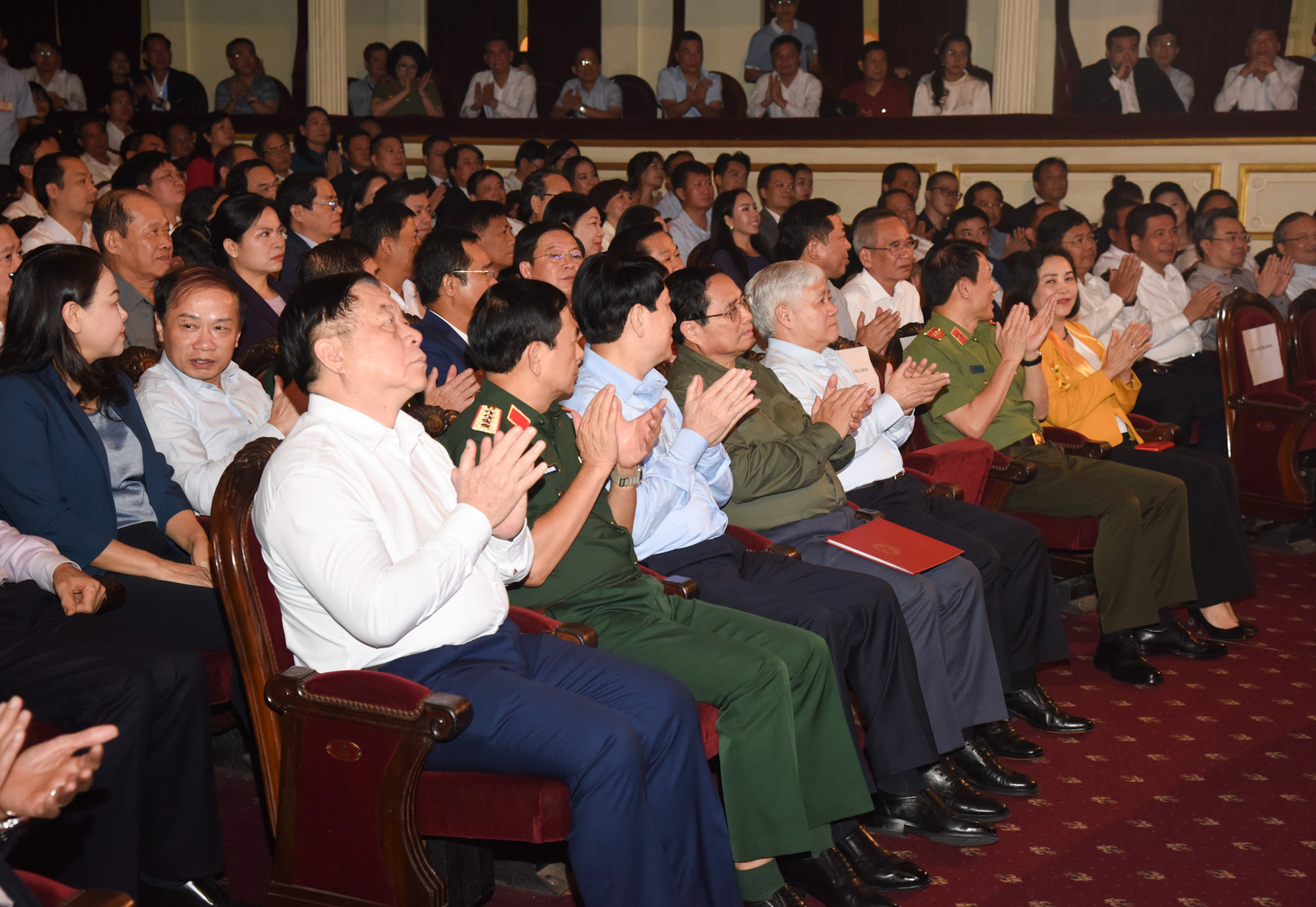 Thủ tướng Phạm Minh Chính và các đồng chí lãnh đạo Đảng và Nhà nước tham dự chương trình.
