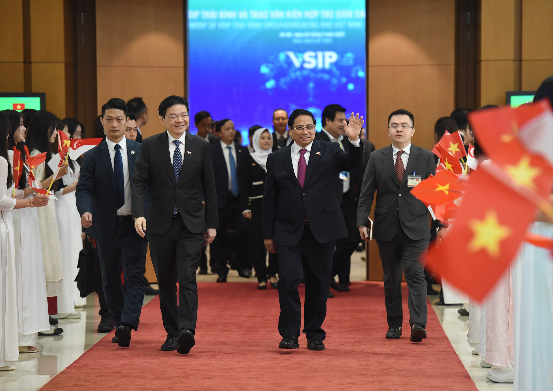 Thủ tướng Phạm Minh Chính tiễn Thủ tướng Singapore Lawrence Wong.