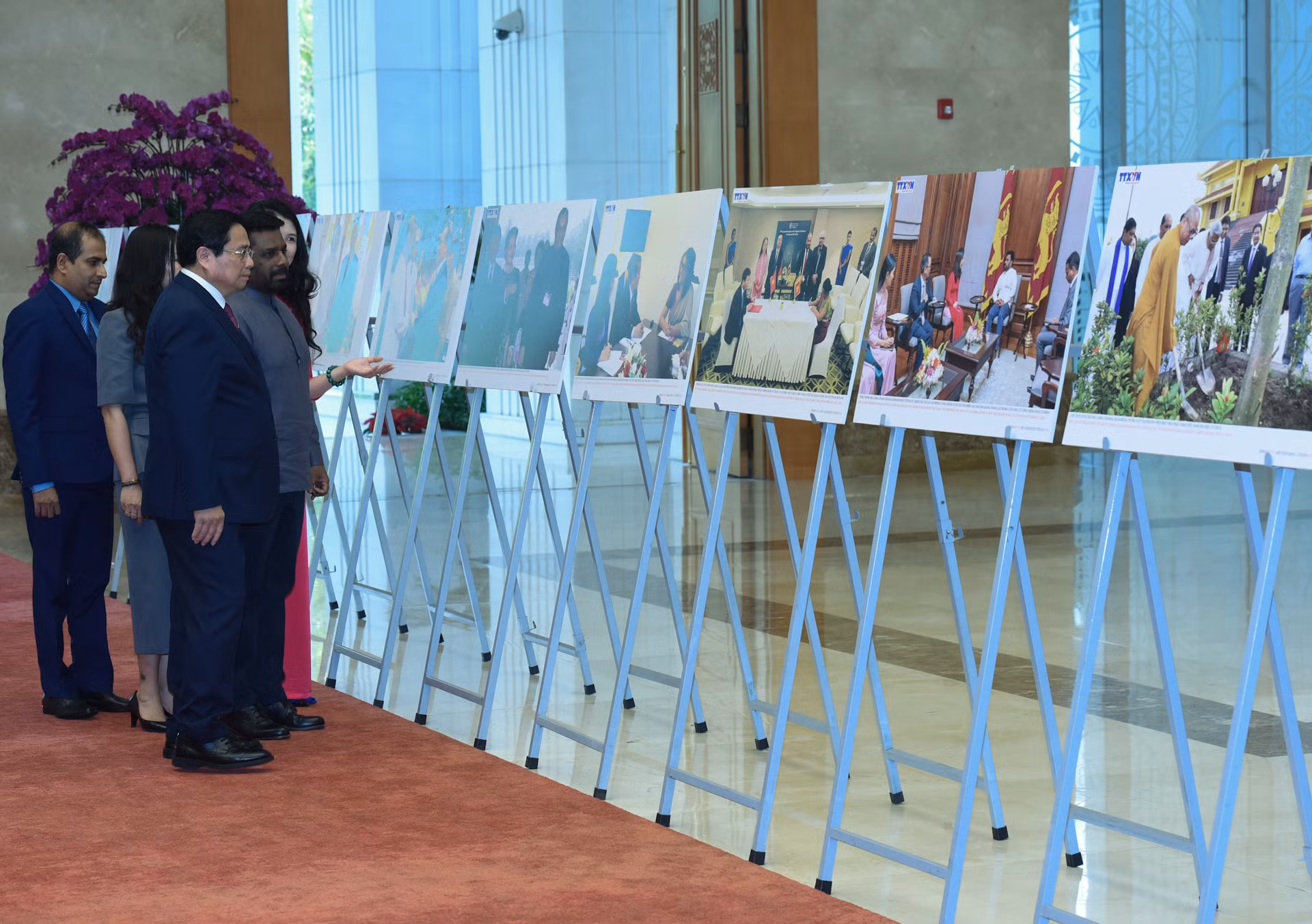 Thủ tướng Phạm Minh Chính và Tổng thống Sri Lanka Anura Kumara Dissanayaka xem những hình ảnh về hợp tác giữa hai nước.