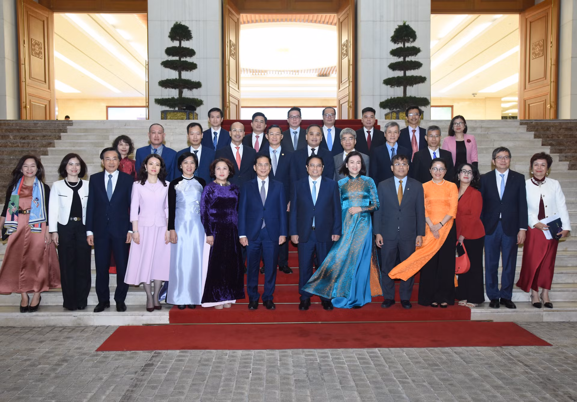 Thủ tướng Phạm Minh Chính với các Trưởng Cơ quan đại diện Việt Nam ở nước ngoài trước khi đi nhận nhiệm vụ.