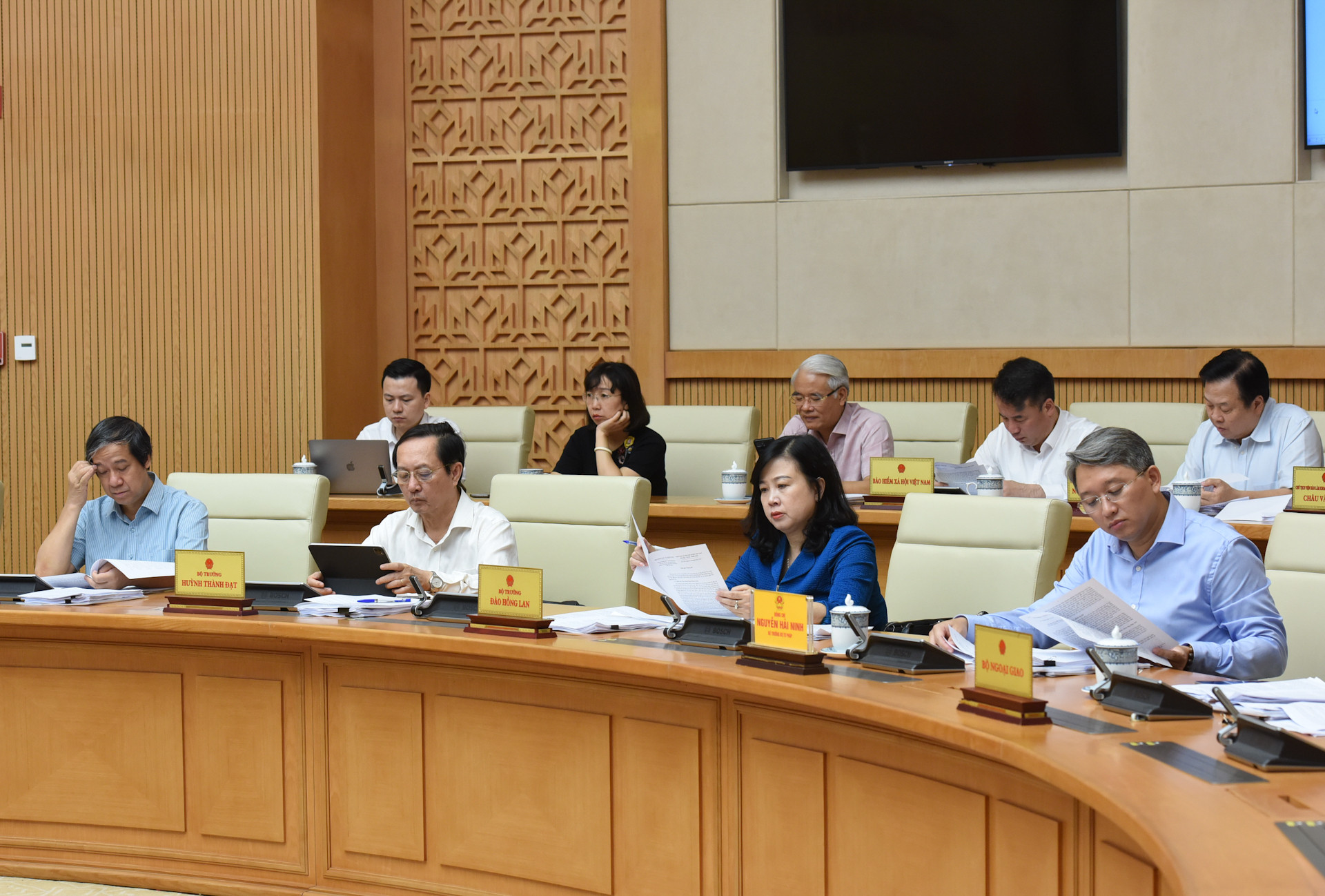 Các thành viên Chính phủ tham dự Phiên họp Chính phủ chuyên đề về xây dựng pháp luật.