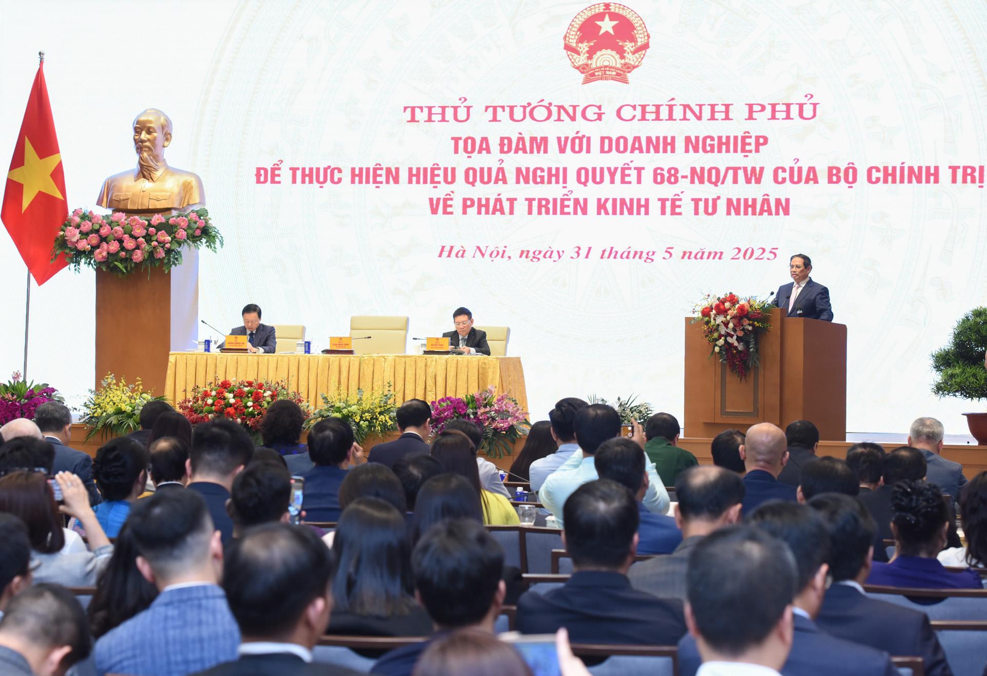 Thủ tướng đề nghị xác định rõ Nhà nước phải làm gì, chính quyền địa phương phải làm, doanh nghiệp phải làm gì, người dân phải làm gì để triển khai các Nghị quyết của Bộ Chính trị, Quốc hội, Chính phủ về phát triển kinh tế tư nhân.