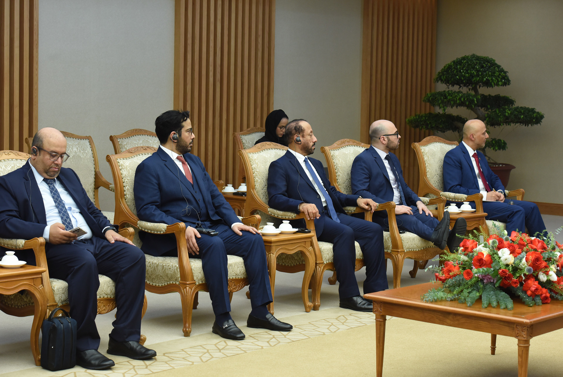 Các thành viên đi cùng Quốc vụ khanh phụ trách ngoại thương của Bộ Kinh tế các Tiểu vương quốc Arab thống nhất (UAE) dự buổi tiếp.