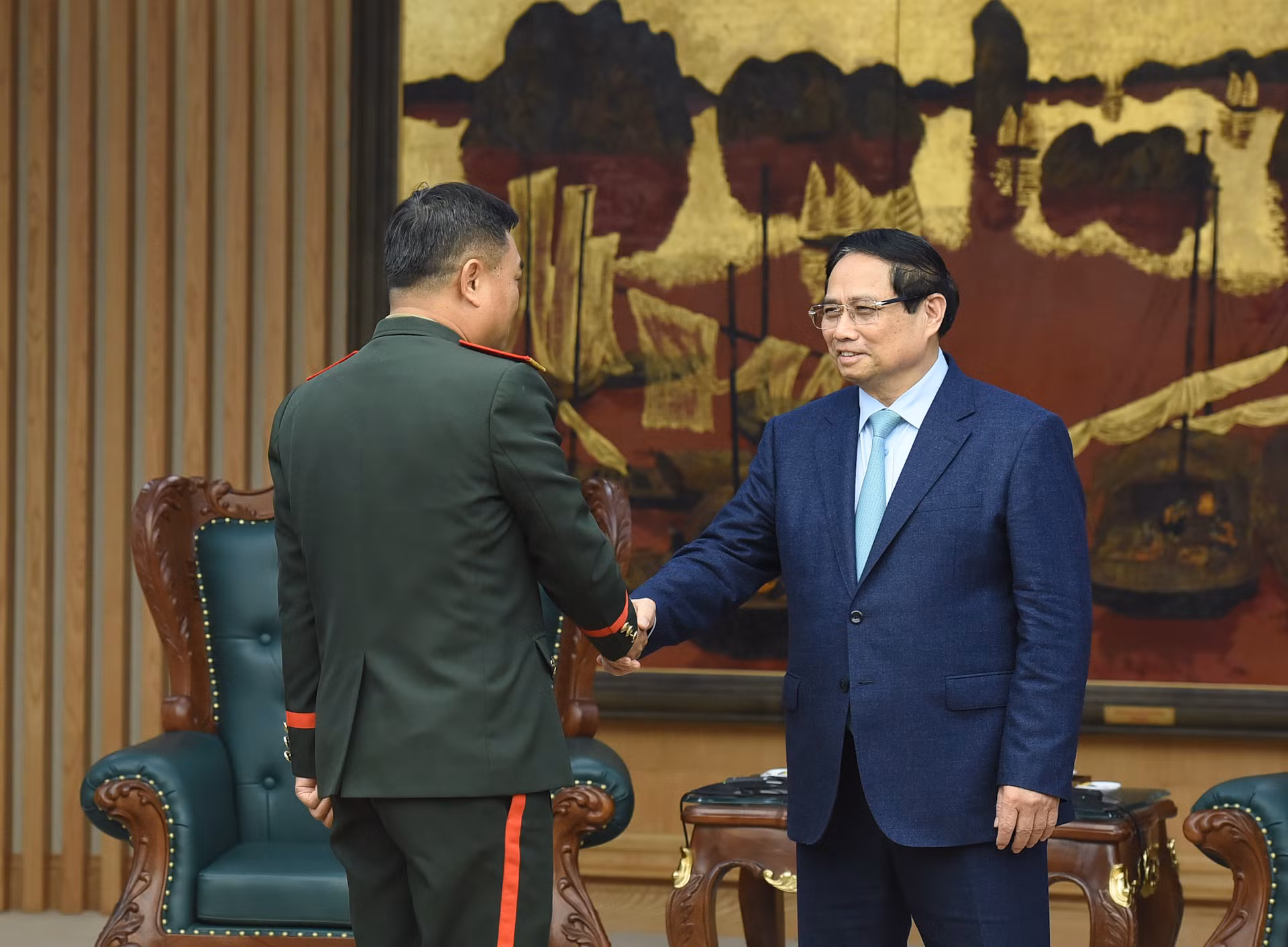 Thủ tướng Phạm Minh Chính với các thành viên đi cùng Trung tướng Saichay Kommasith, Thứ trưởng Quốc phòng, Tổng Tham mưu trưởng Quân đội nhân dân Lào.