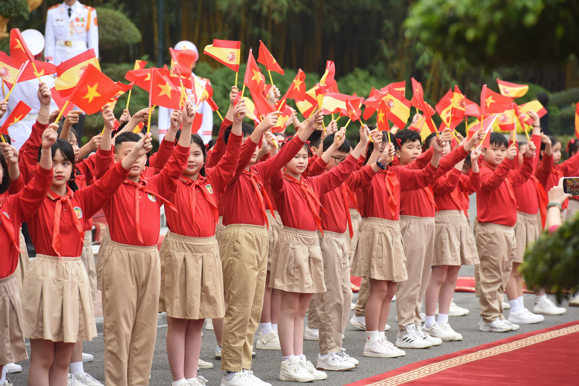 Các cháu thiếu nhi vẫy chào hai Thủ tướng.