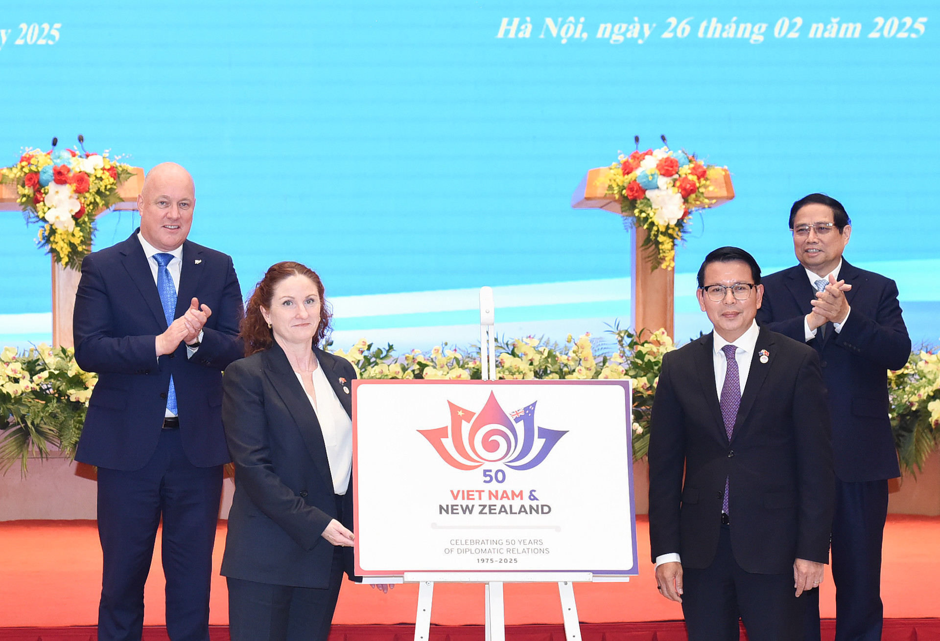 Hai Thủ tướng chứng kiến công bố logo chính thức kỷ niệm 50 năm thiết lập quan hệ ngoại giao.