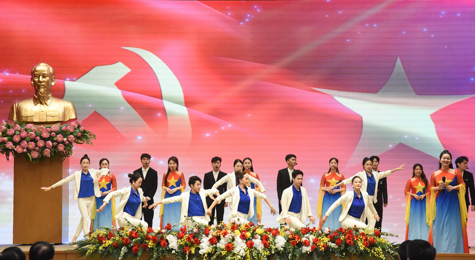 Tiết mục biểu diễn nghệ thuật mở đầu chương trình. Tiết mục biểu diễn nghệ thuật mở đầu chương trình.