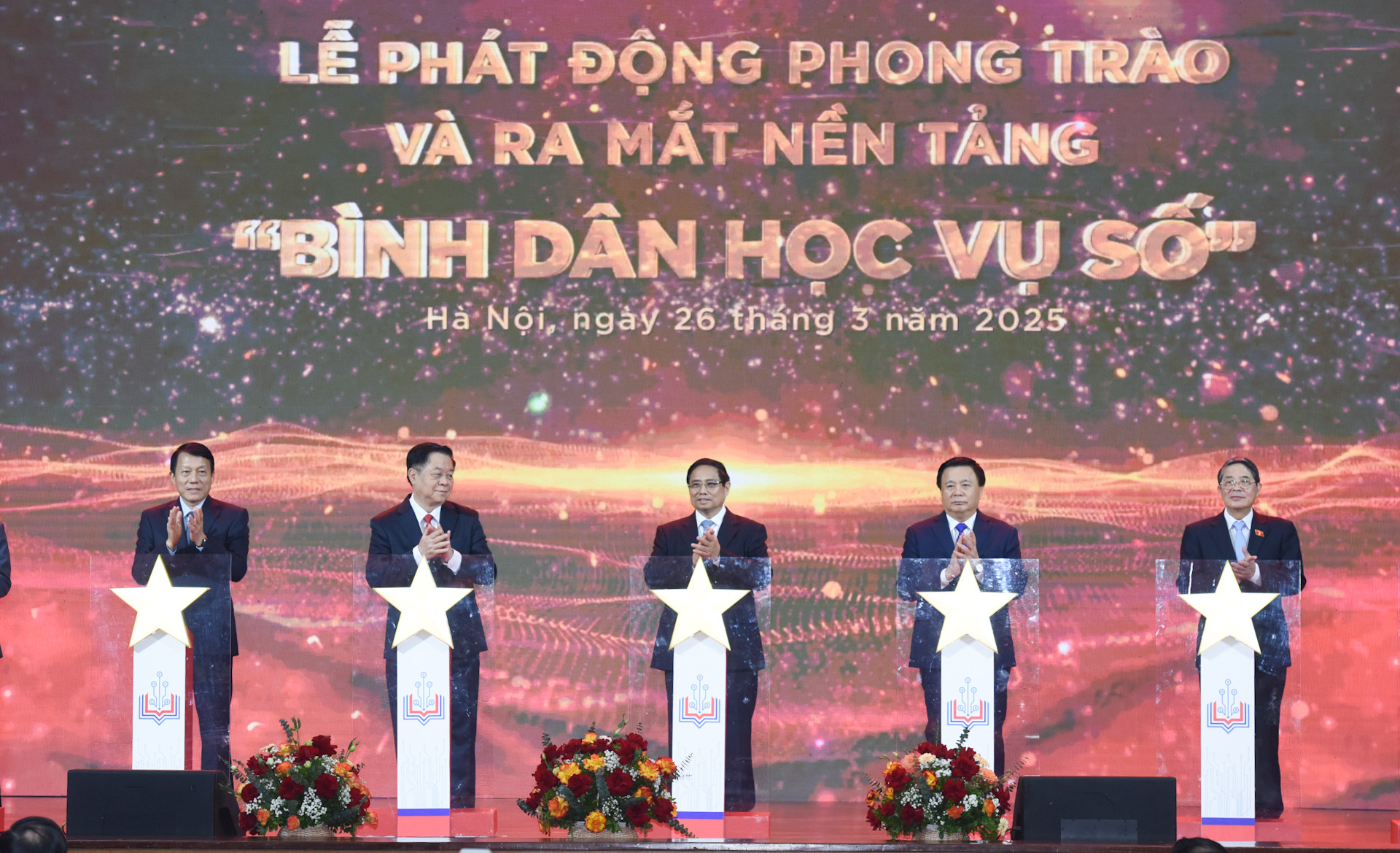 Thủ tướng Phạm Minh Chính và các đại biểu thực hiện nghi thức phát động Phong trào “Bình dân học vụ số”.