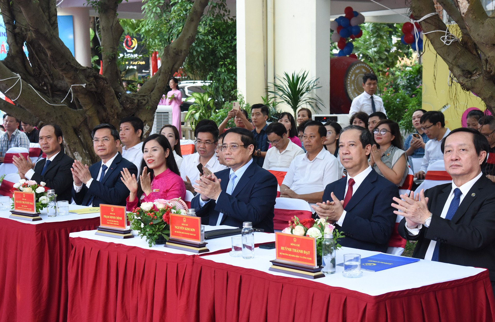 Thủ tướng Phạm Minh Chính, Bộ trưởng Giáo dục và Đào tạo Nguyễn Kim Sơn, Bộ trưởng Khoa học và Công nghệ Huỳnh Thành Đạt cùng lãnh đạo các bộ, ngành, cơ quan Trung ương và thành phố Hà Nội tham dự lễ khai giảng.