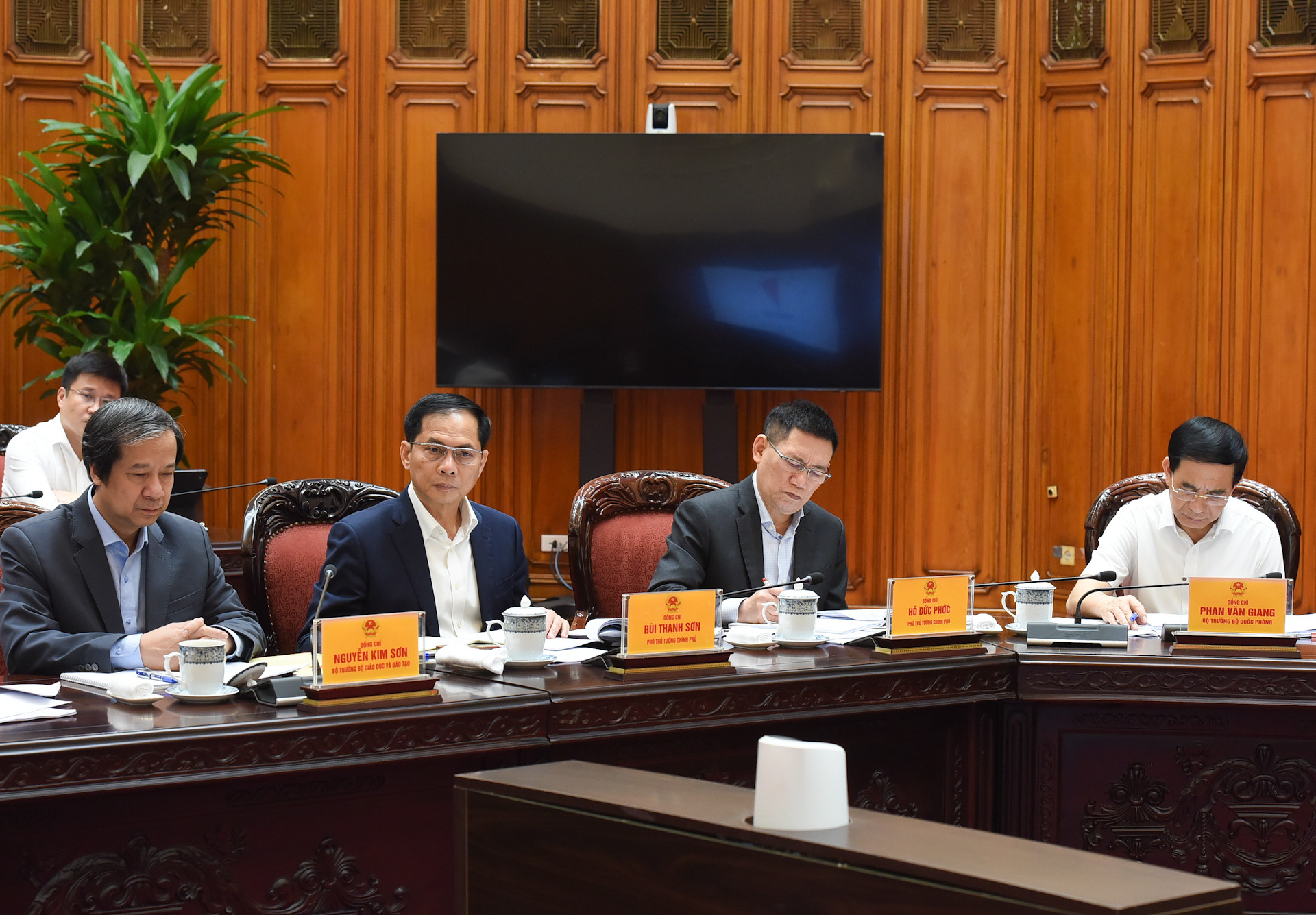 Các đồng chí Phó Thủ tướng, lãnh đạo bộ, ngành tham dự cuộc họp.