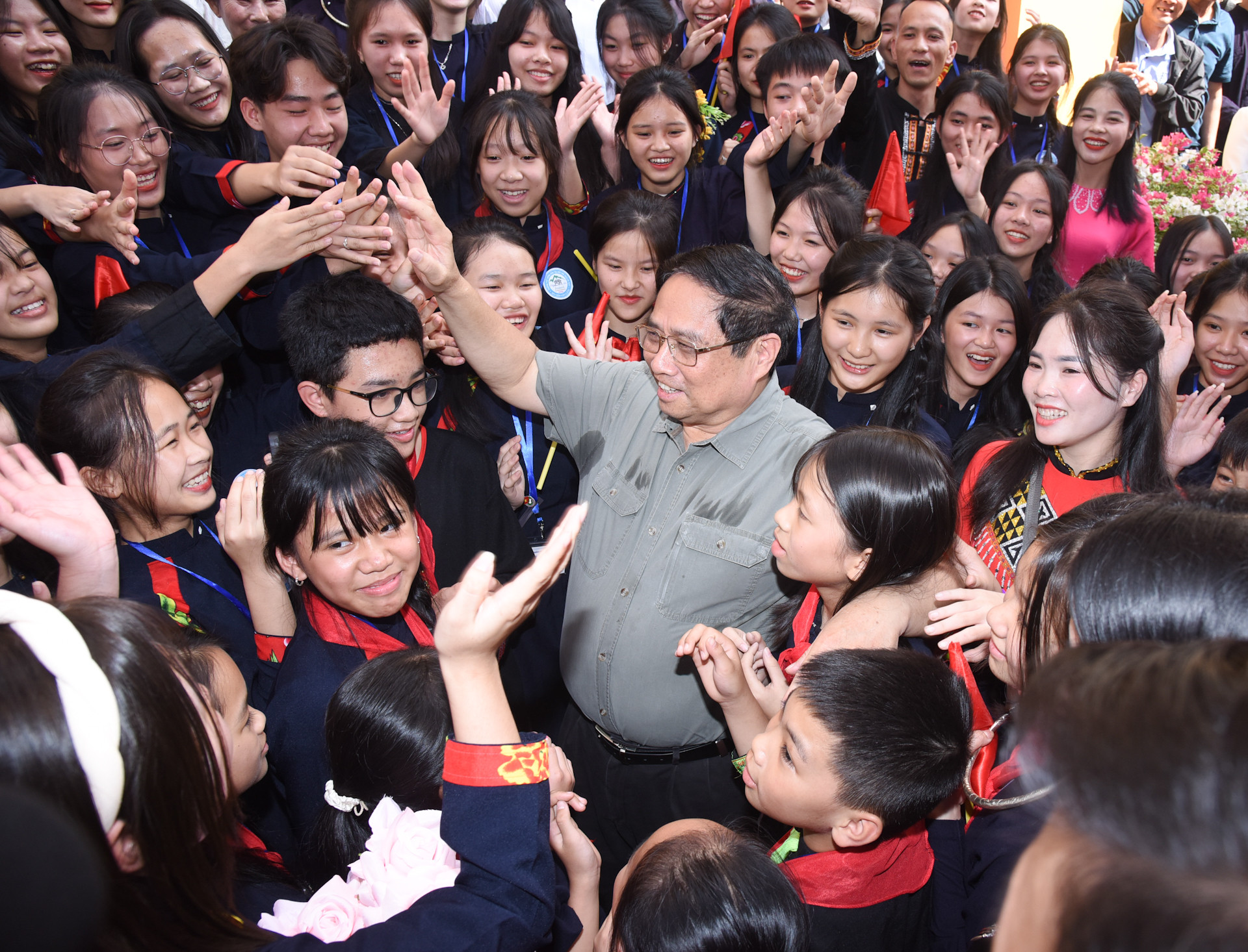 Thủ tướng Phạm Minh Chính với học sinh dân tộc tỉnh Lạng Sơn.