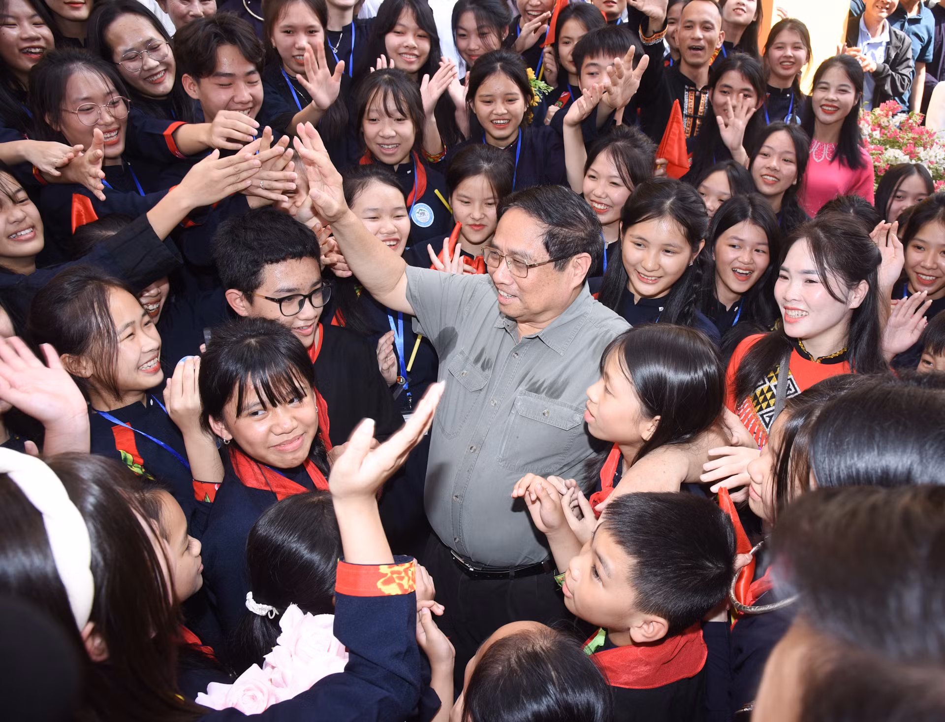 Thủ tướng Phạm Minh Chính với học sinh dân tộc tỉnh Lạng Sơn.