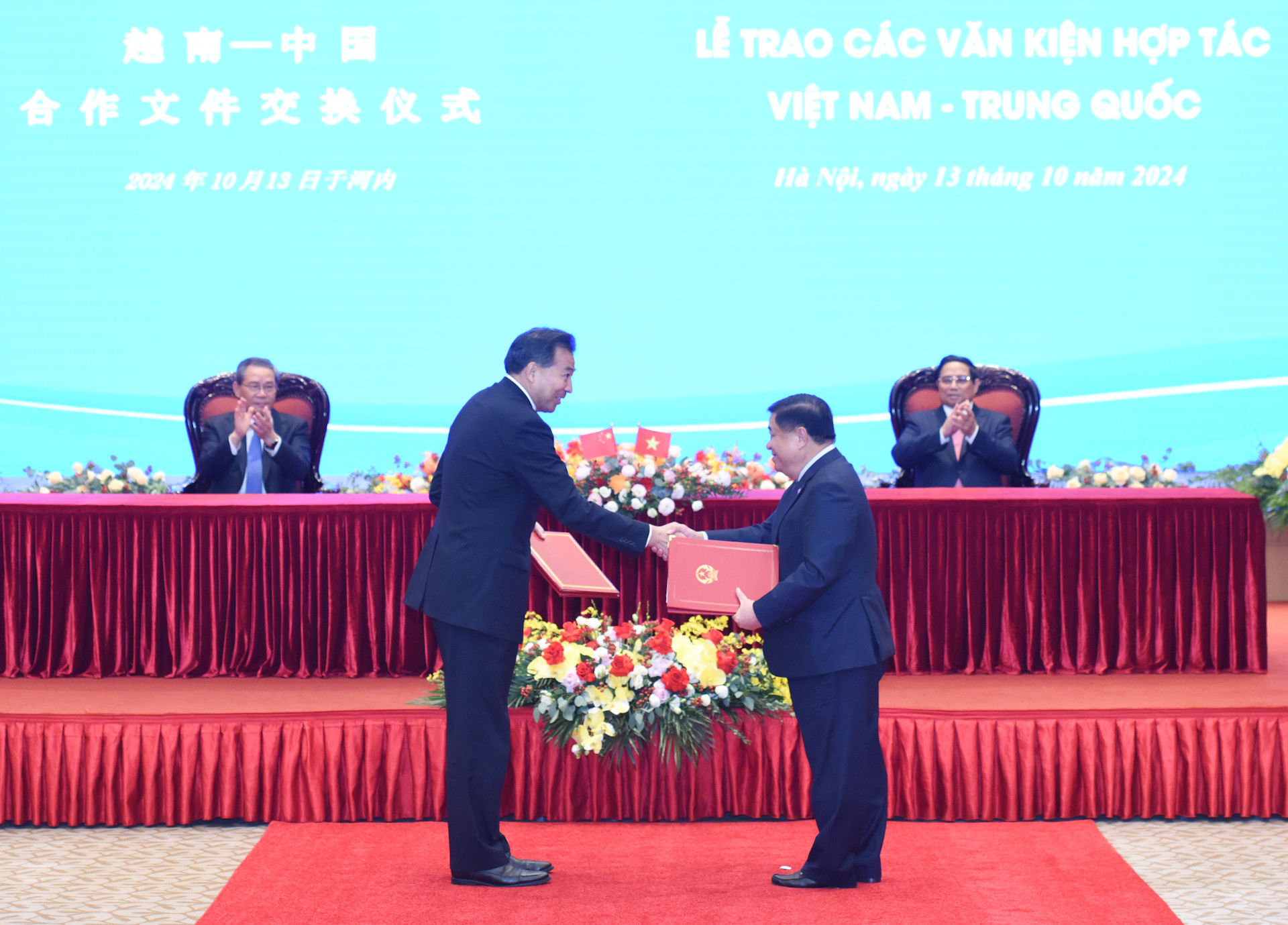 Hai Thủ tướng chứng kiến trao Bản ghi nhớ hợp tác giữa Bộ Kế hoạch và Đầu tư Việt Nam và Tổng cục Hợp tác phát triển quốc tế quốc gia Trung Quốc về việc cùng thúc đẩy dự án sửa chữa, bảo trì Cung Hữu nghị Việt-Trung.