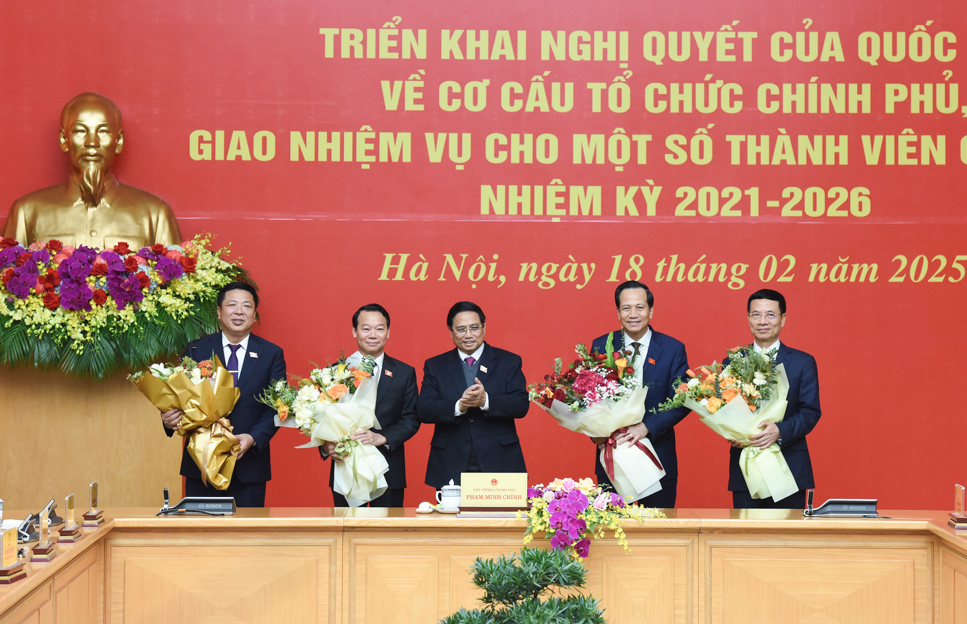 Thủ tướng Phạm Minh Chính tặng hoa chúc mừng các Bộ trưởng: Nguyễn Mạnh Hùng, Trần Hồng Minh, Đỗ Đức Duy, Đào Ngọc Dung.
