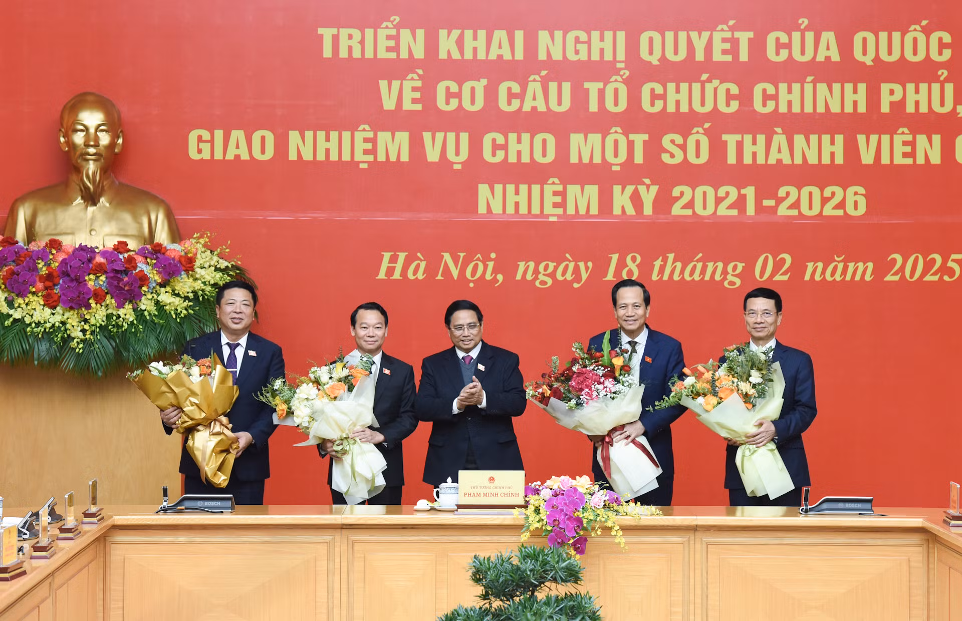 Thủ tướng Phạm Minh Chính tặng hoa chúc mừng các Bộ trưởng: Nguyễn Mạnh Hùng, Trần Hồng Minh, Đỗ Đức Duy, Đào Ngọc Dung.