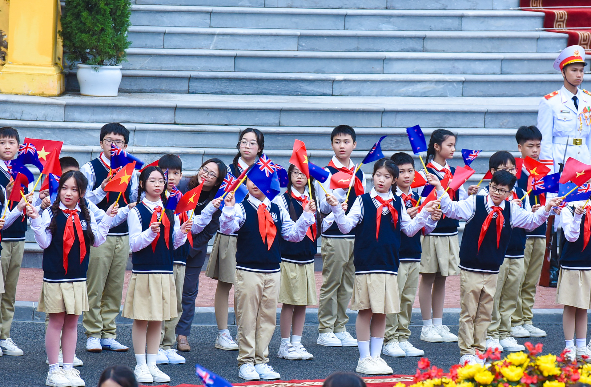 Các cháu thiếu nhi vẫy chào hai Thủ tướng.