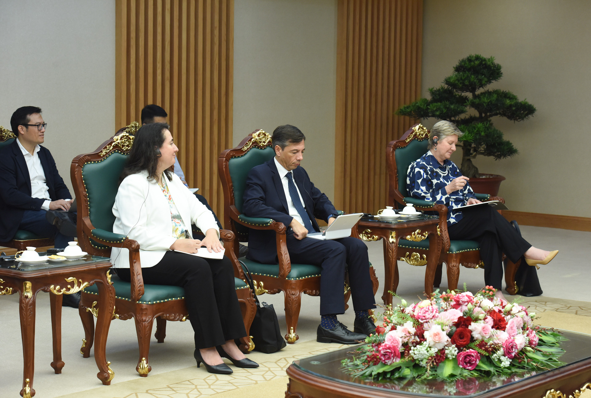 Các thành viên đi cùng bà Mariam J. Sherman, Giám đốc Quốc gia của Văn phòng WB khu vực Việt Nam, Lào, Campuchia tham dự buổi tiếp.